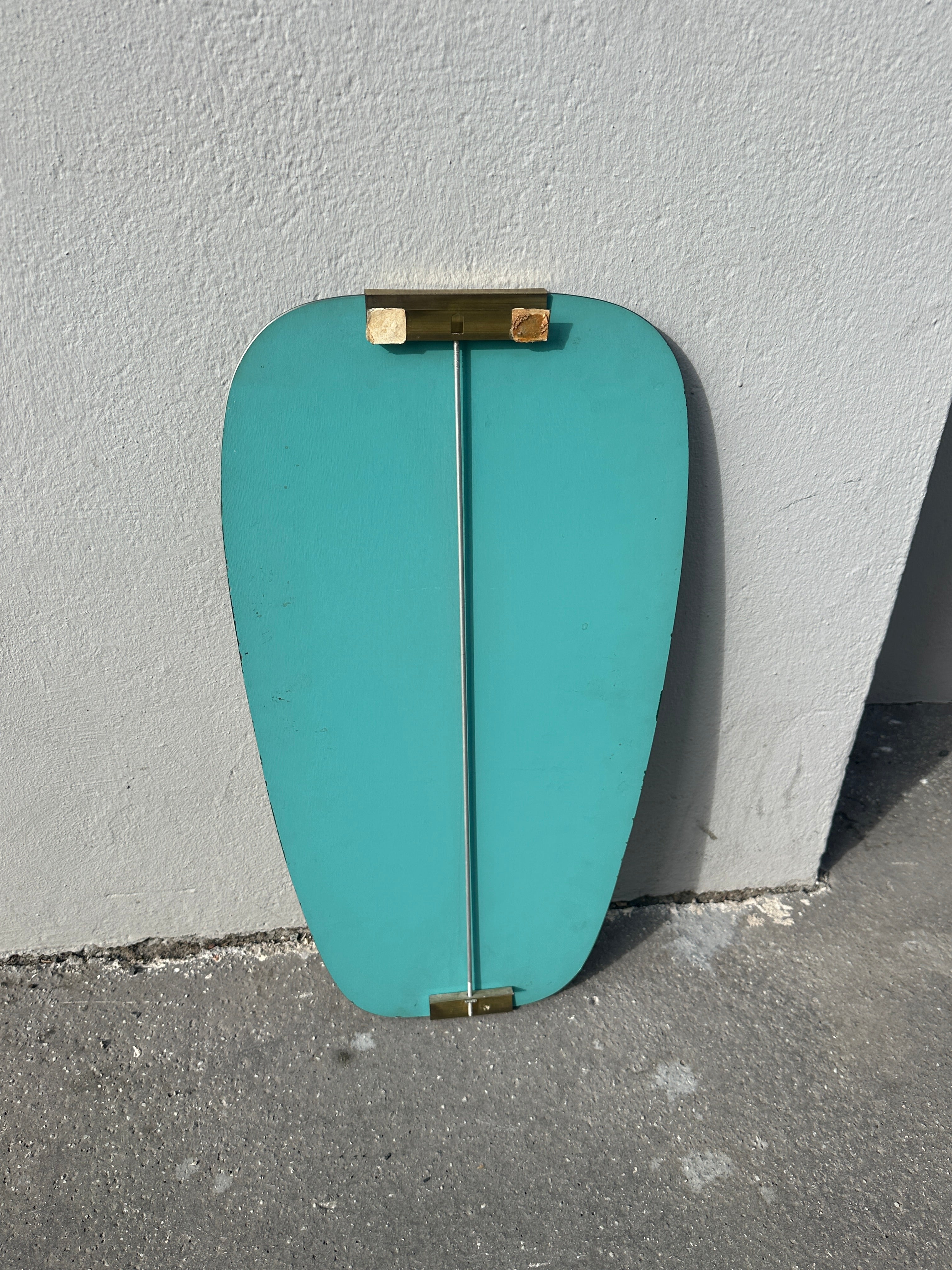 Original Mid-Century Nierenspiegel mit feinem Messing-Detail