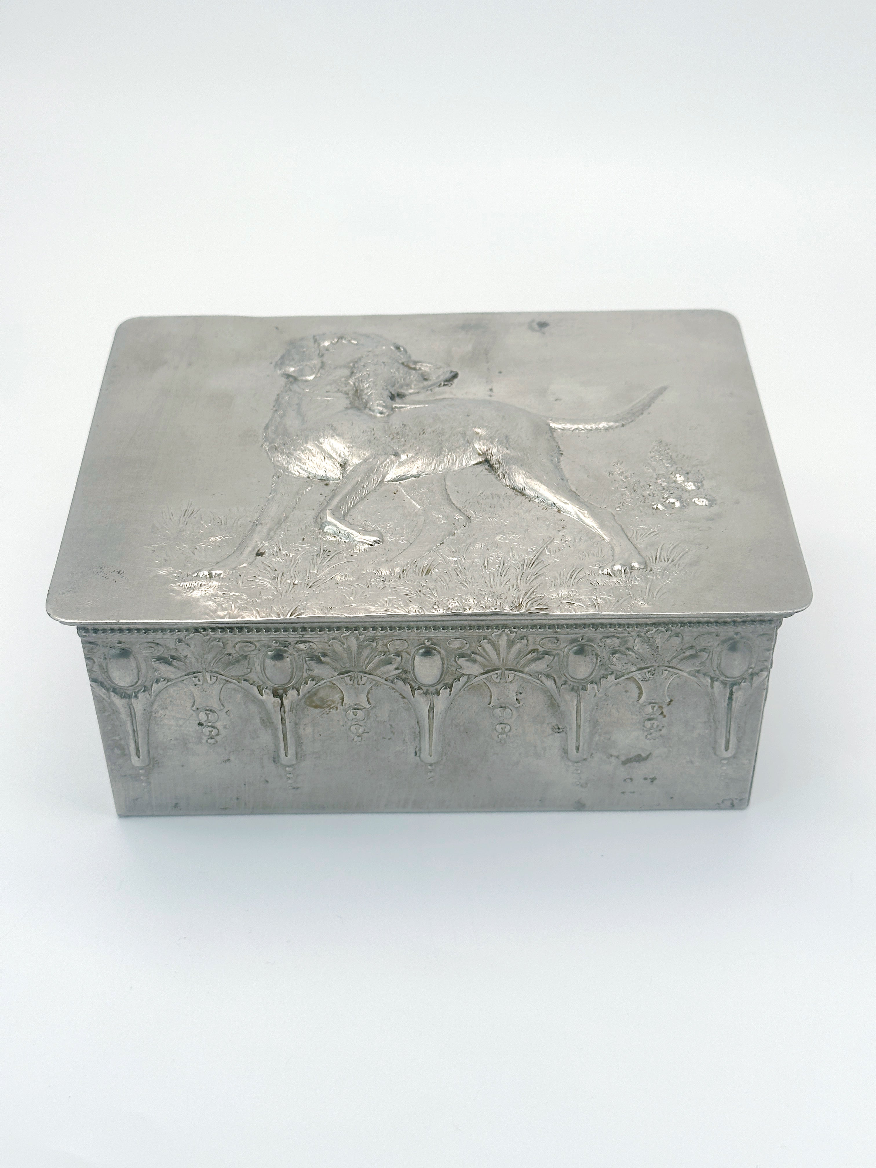 Vintage Metalldose mit Jagdmotiv Hund