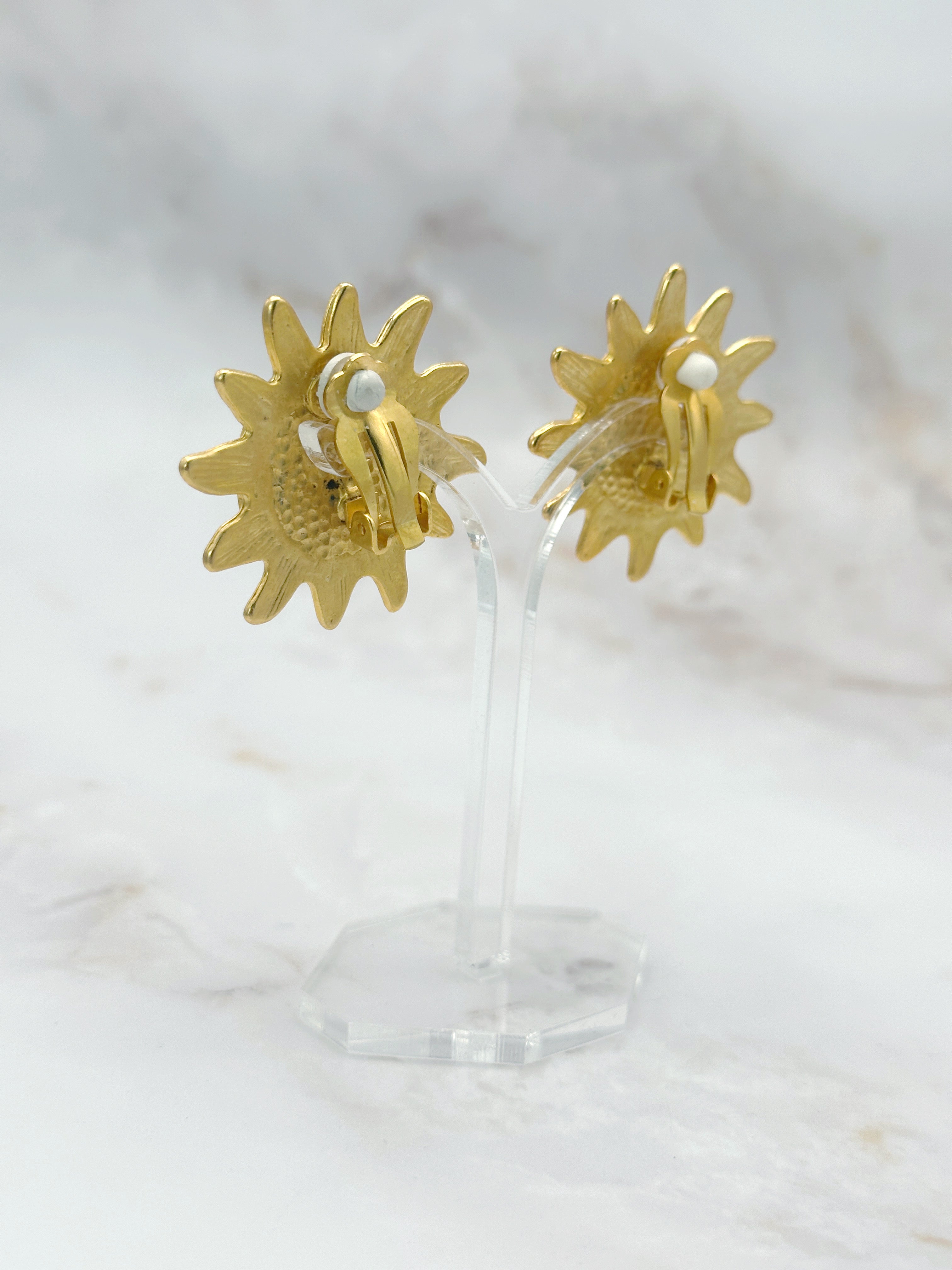 Matte vergoldete Vintage Sonnen-Ohrclips mit Kunstperle