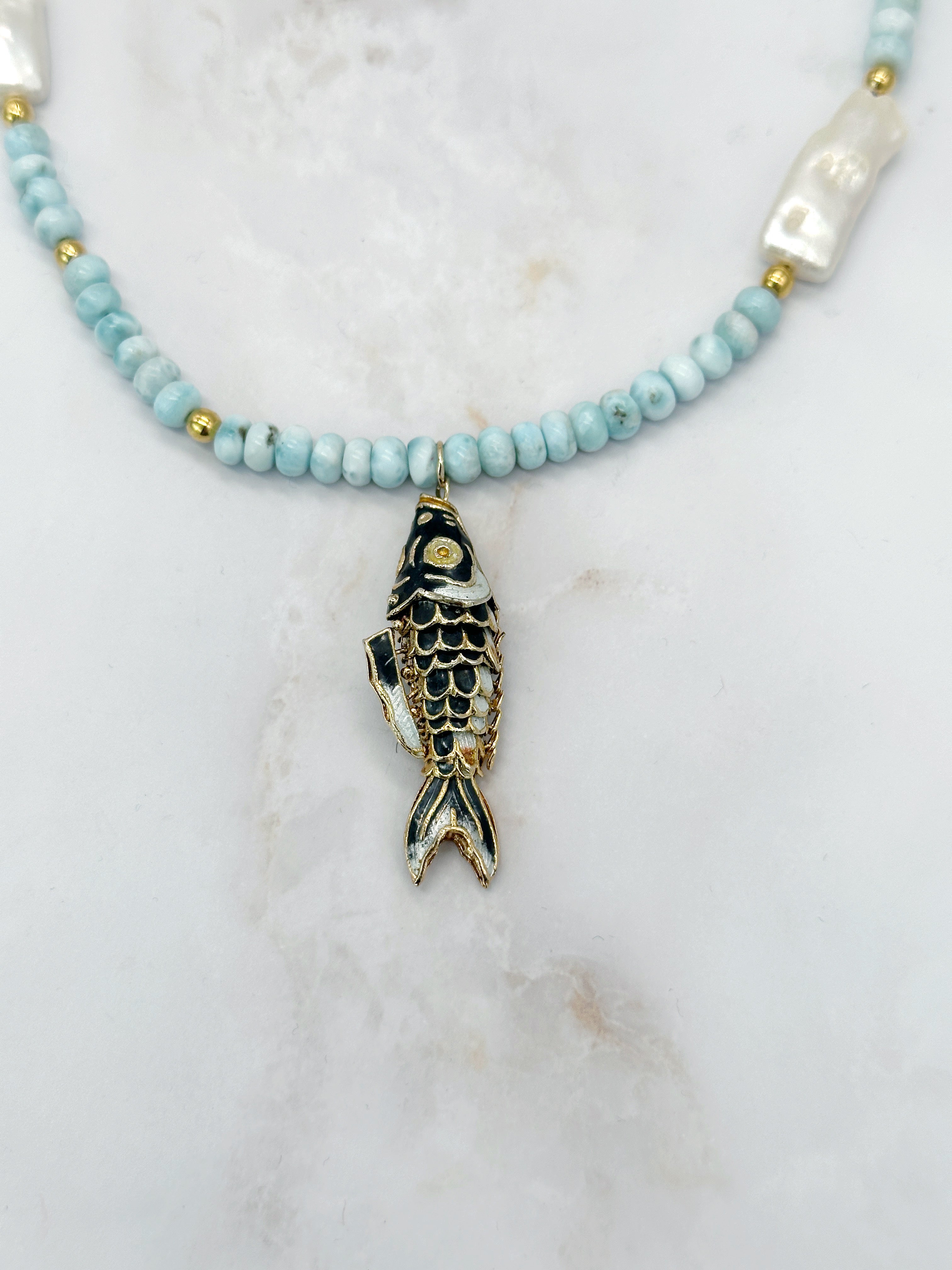 Sommerliche Larimar Halskette mit Barockperle und Emaille-Fisch
