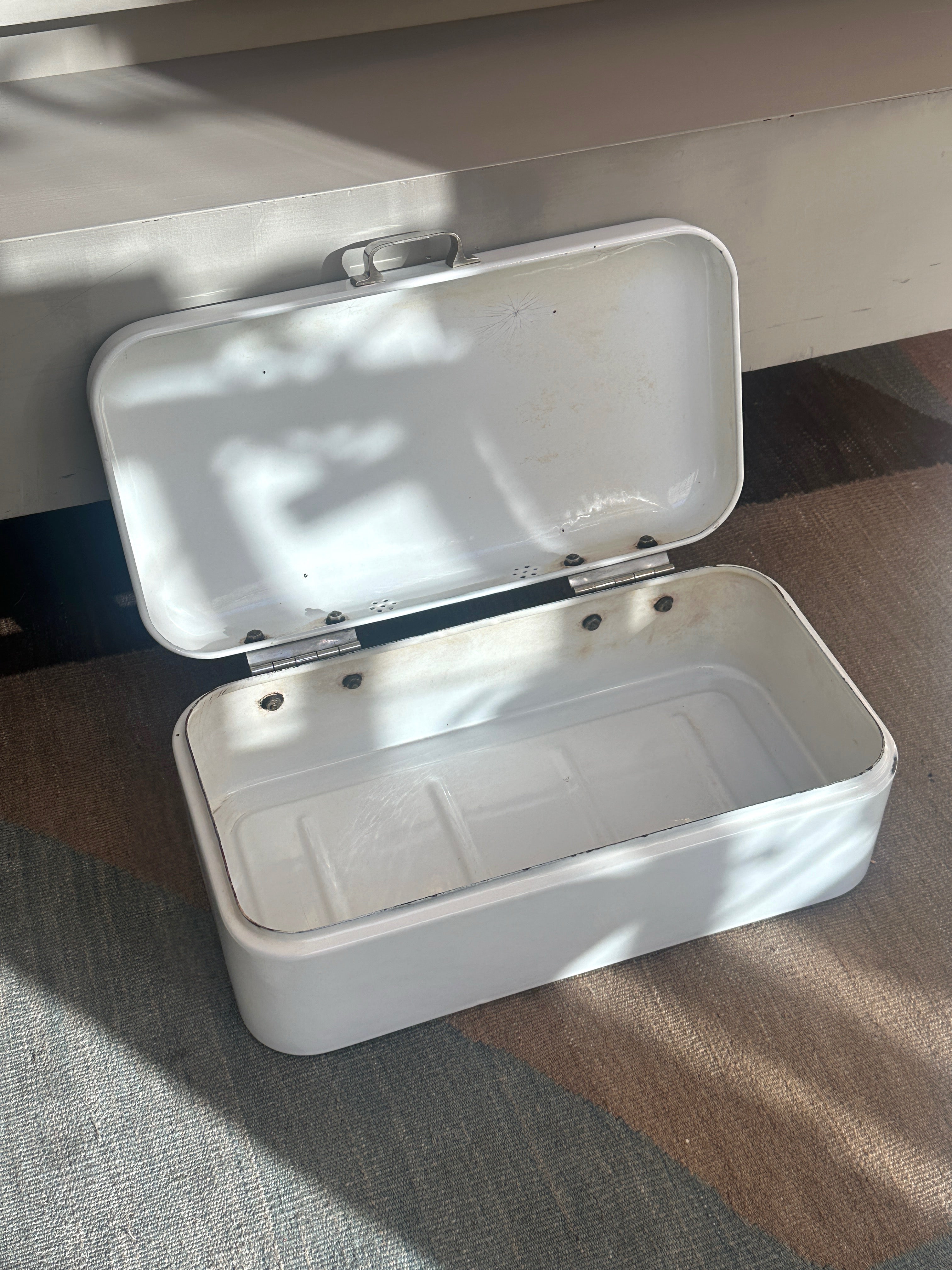 Klassischer Vintage Brotkasten aus weißem Emaille