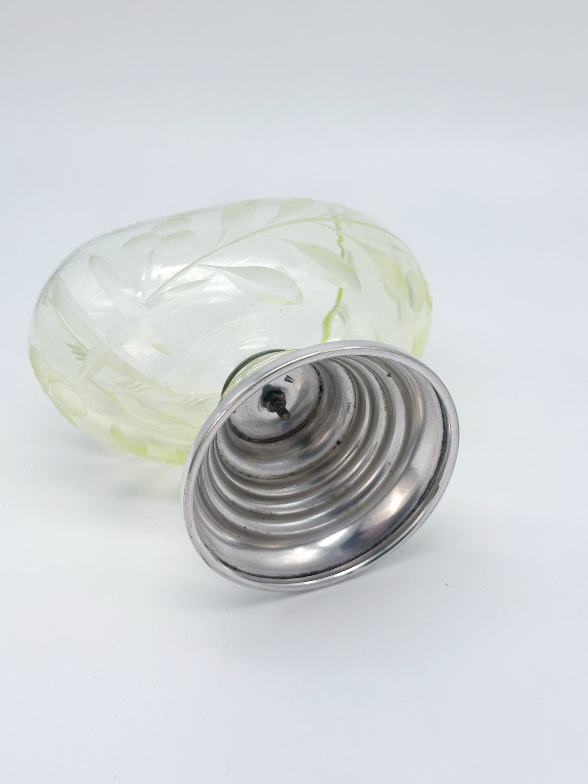 Art Déco Fußschale aus geätztem Glas mit versilbertem Fuß