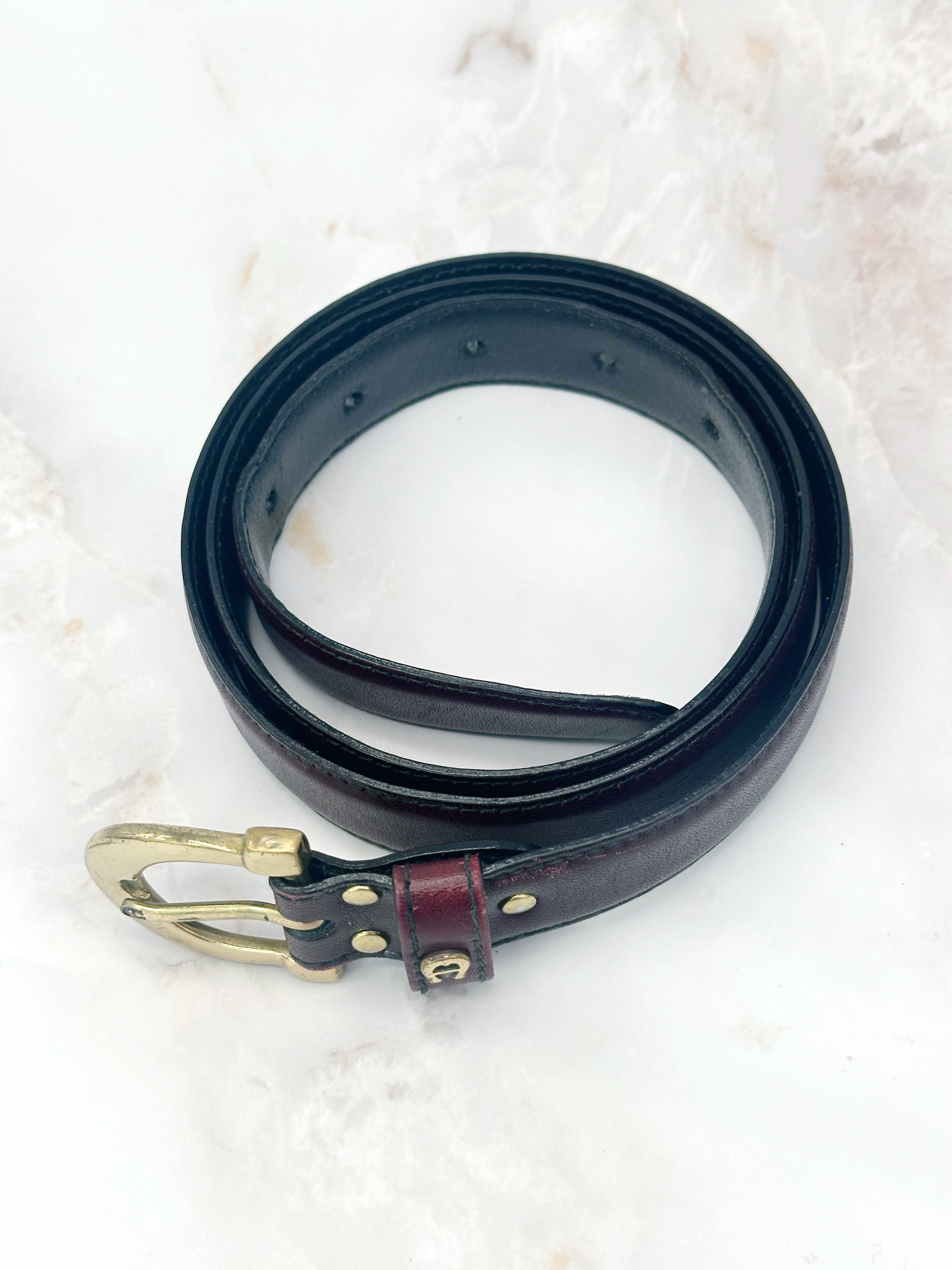 Etienne Aigner Vintage Gürtel aus dunkelrotem Leder mit Messing-Details