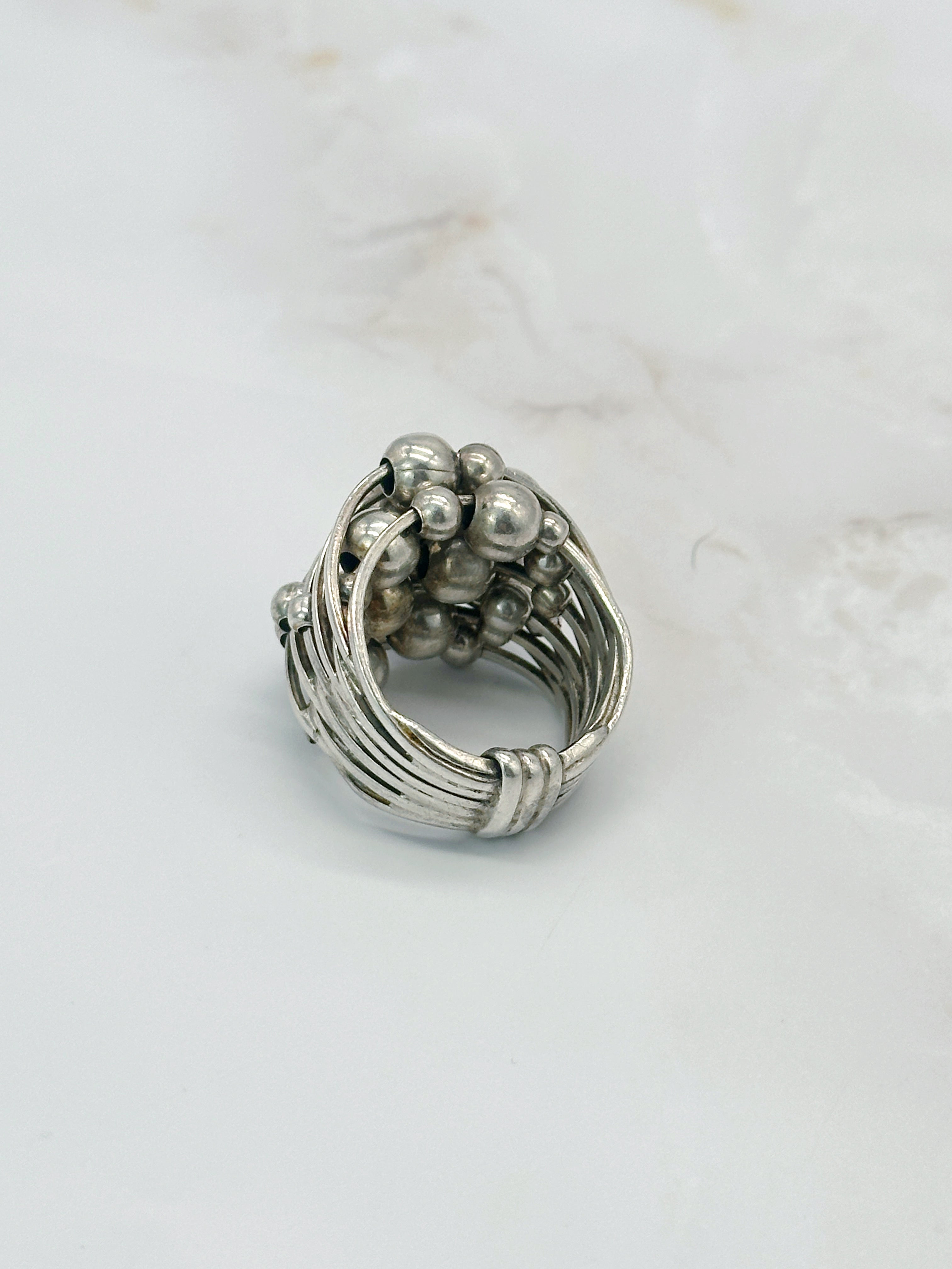 Massiver Vintage Silberring mit Kugelmotiv im modernen Design