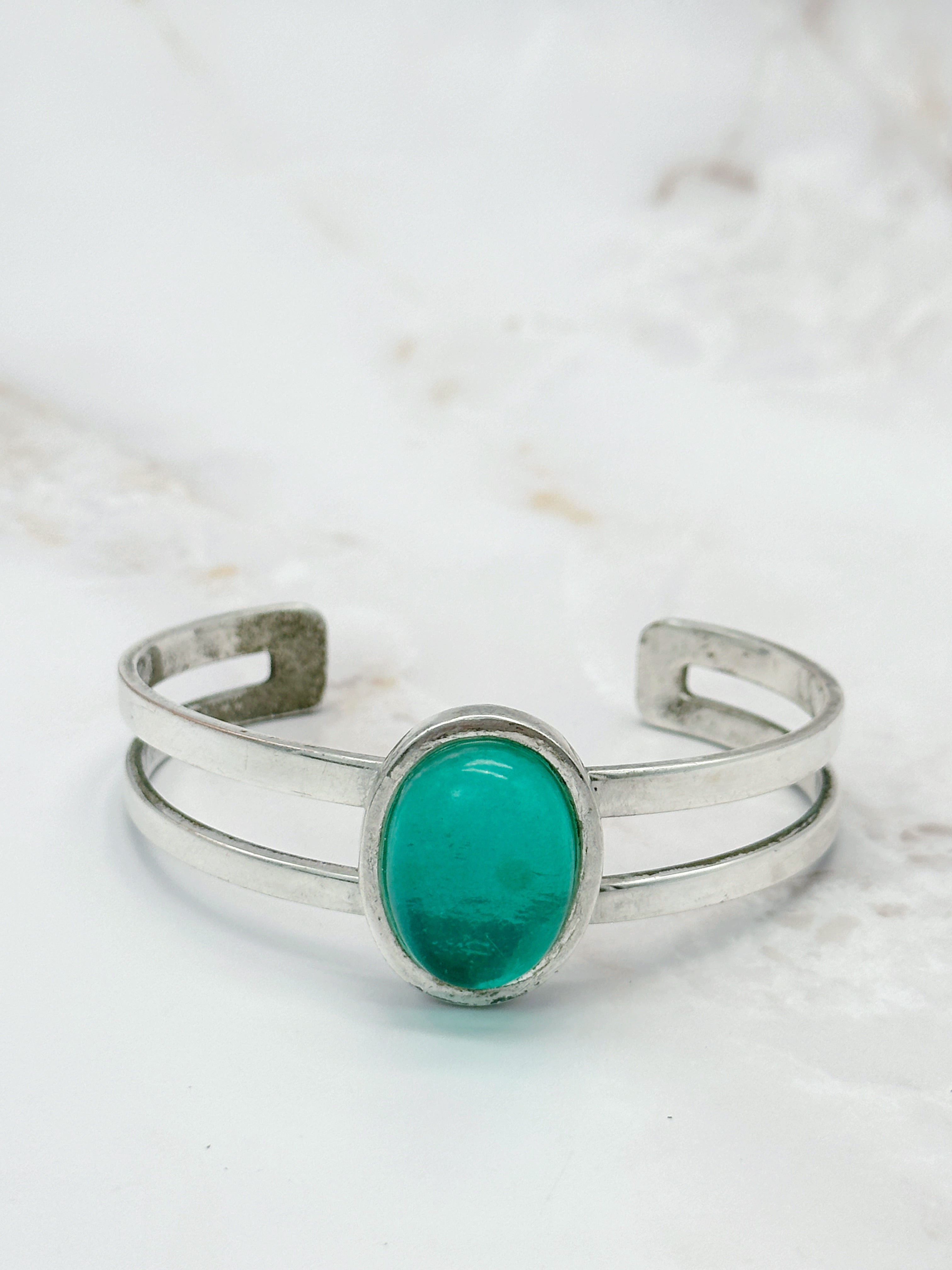 Silver-plated emerald green cabochon bangle