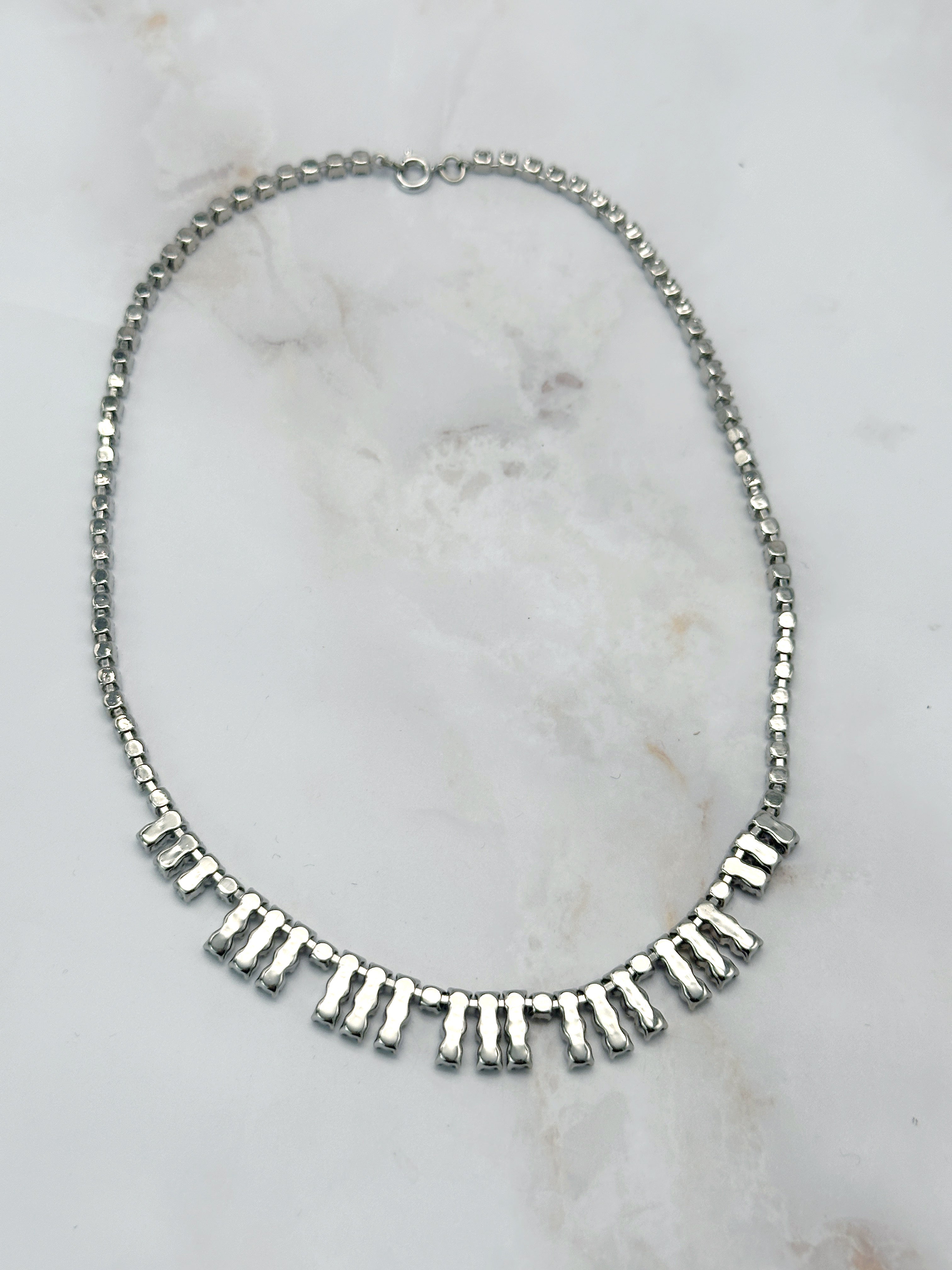 Geometrisches Vintage Strass Collier mit klaren Linien