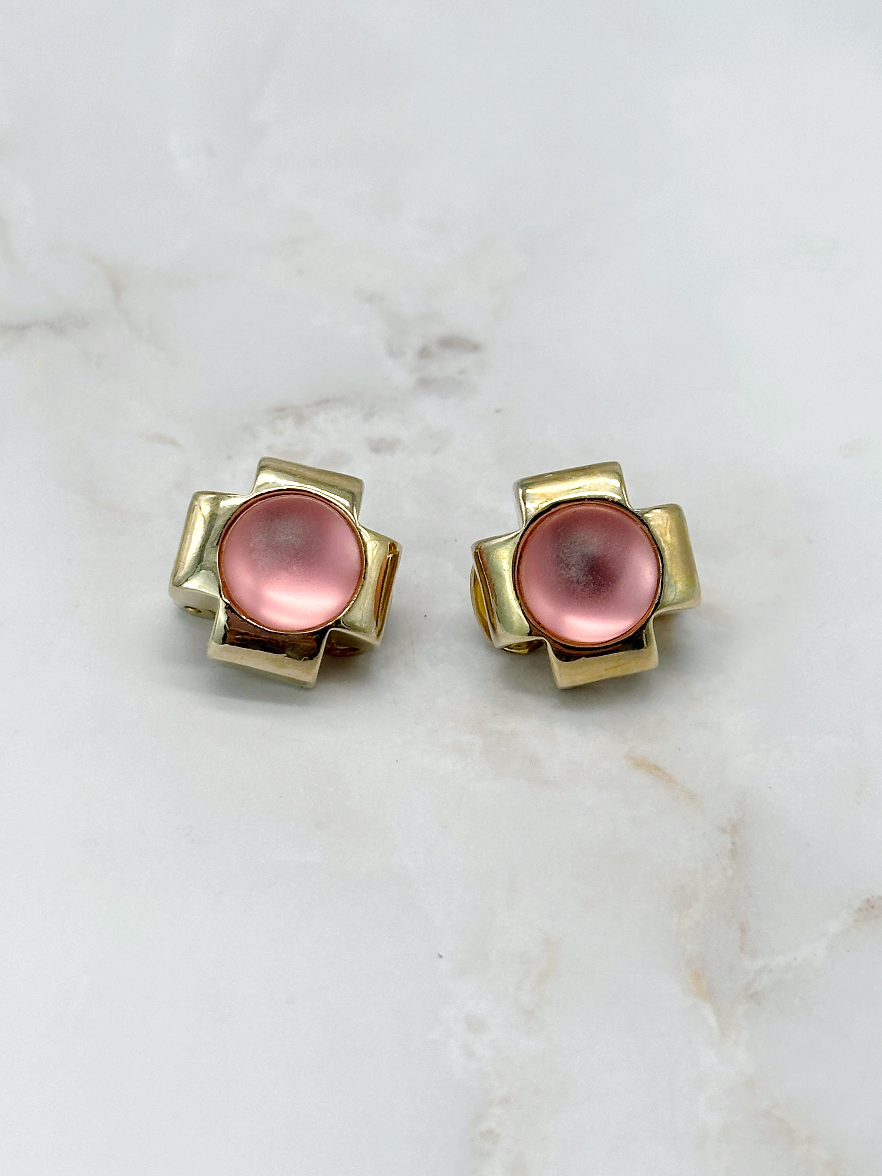 Vintage Ohrclips in Kreuzform mit rosa Mittelstück