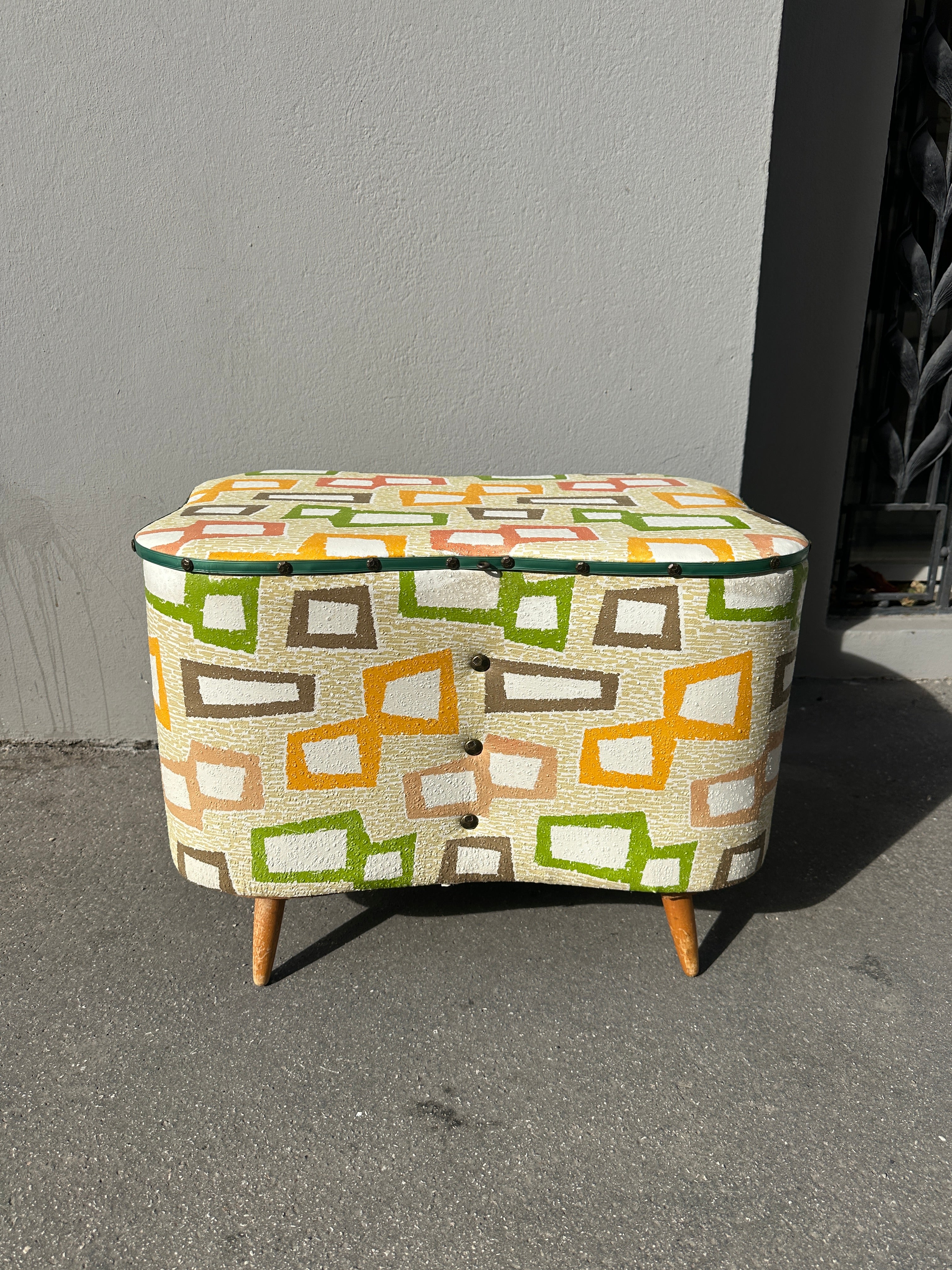 Vintage Wäschetruhe im Mid-Century Design mit Muster