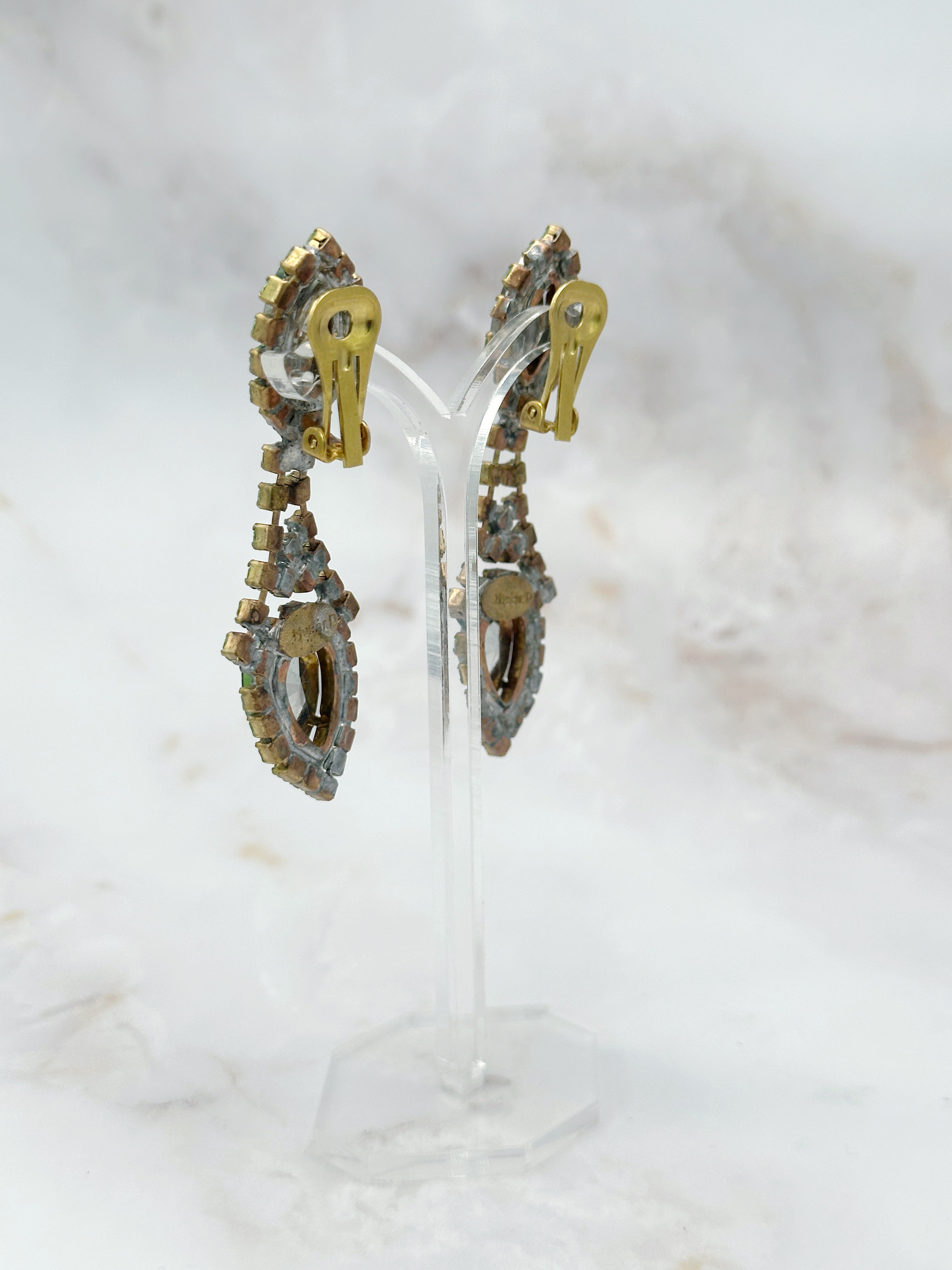 Lange Gablonzer Statement-Ohrclips mit grünem Strass und schillernden Kristallen