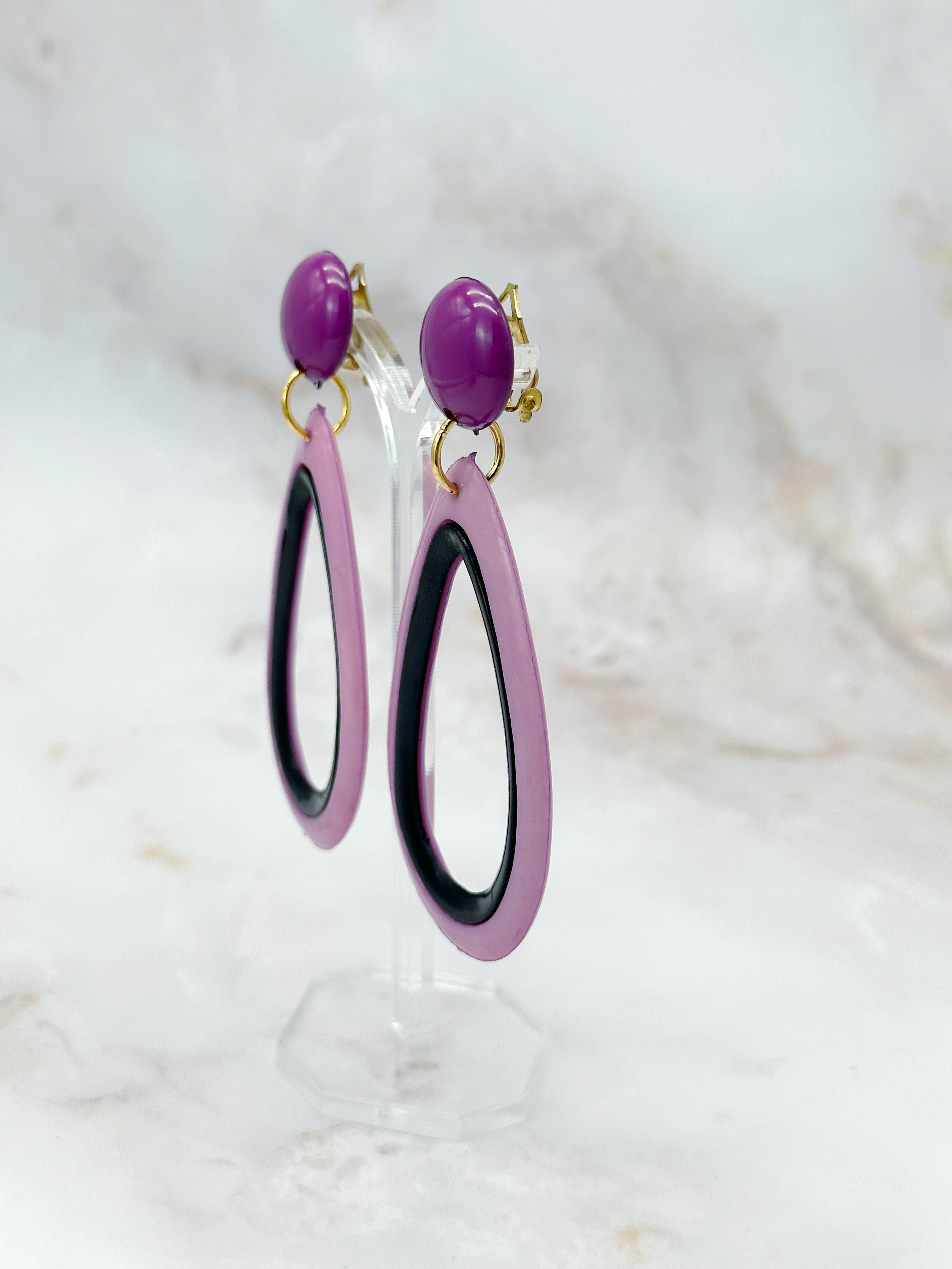 Vintage Ohrclips in Tropfenform mit Violett und Schwarz
