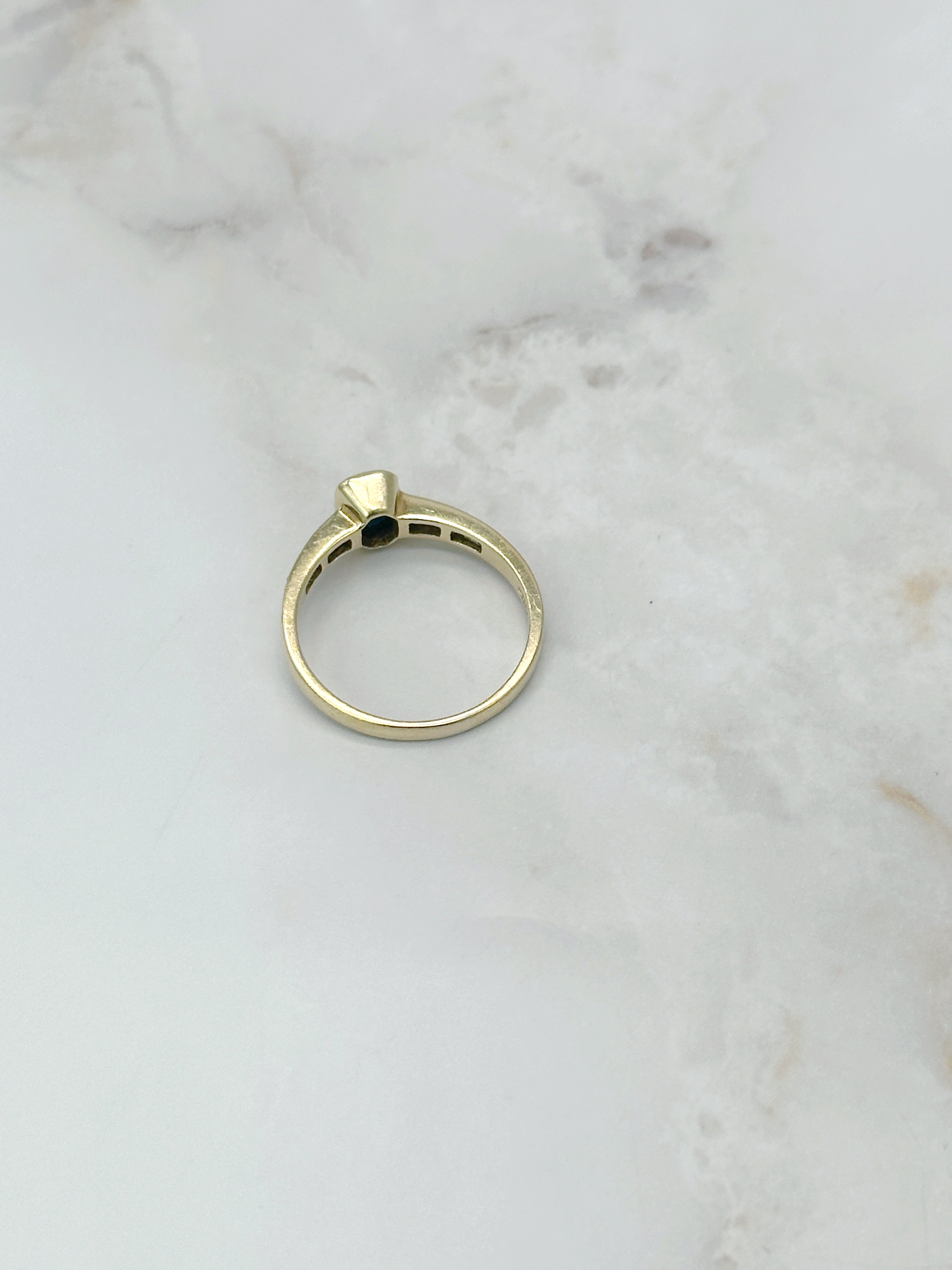 Ring in 750 Gelbgold mit dunkelblauem Saphir und Diamant-Baguetten