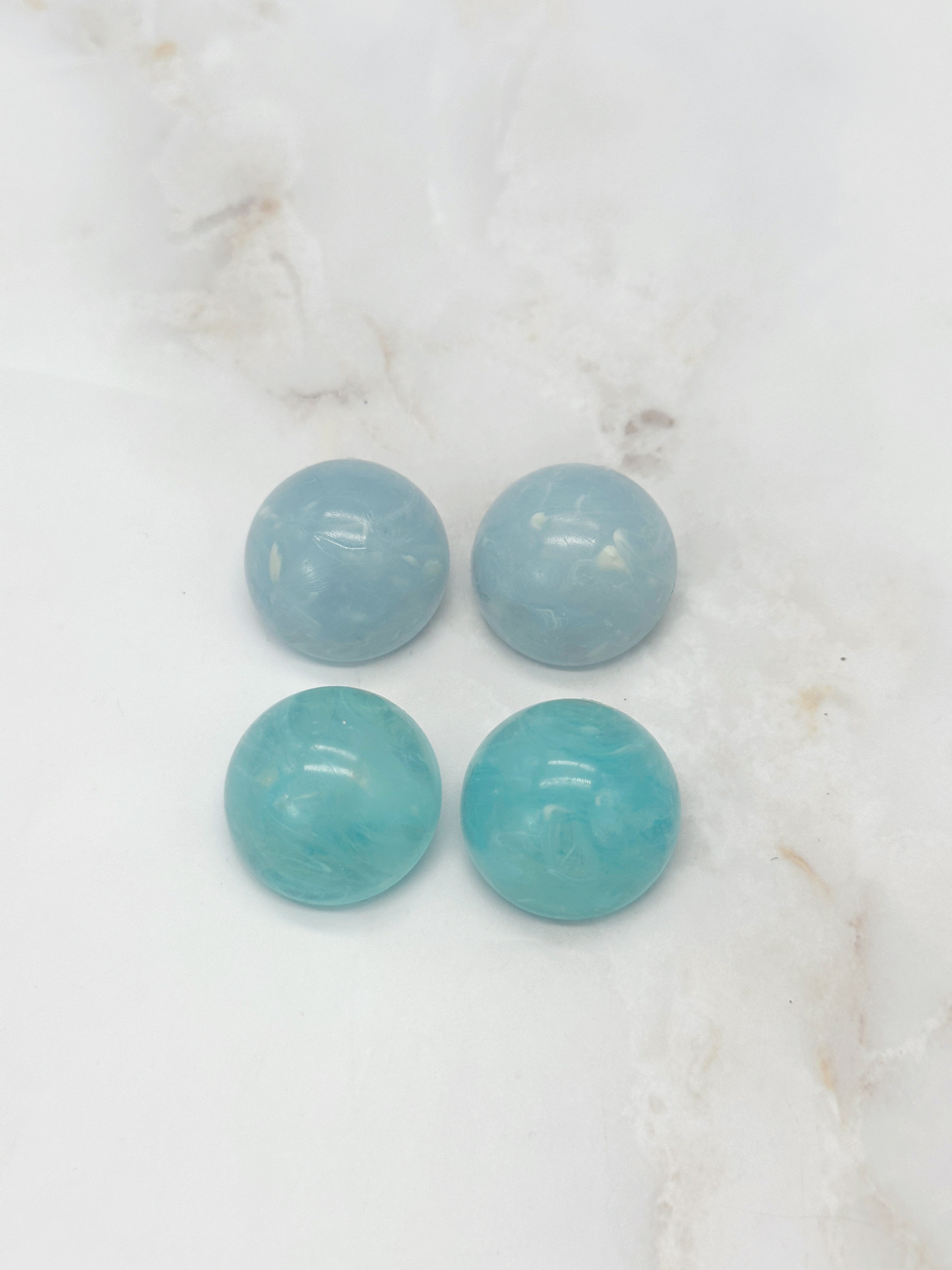 Runde Lucite Ohrclips in Türkis oder Eisblau