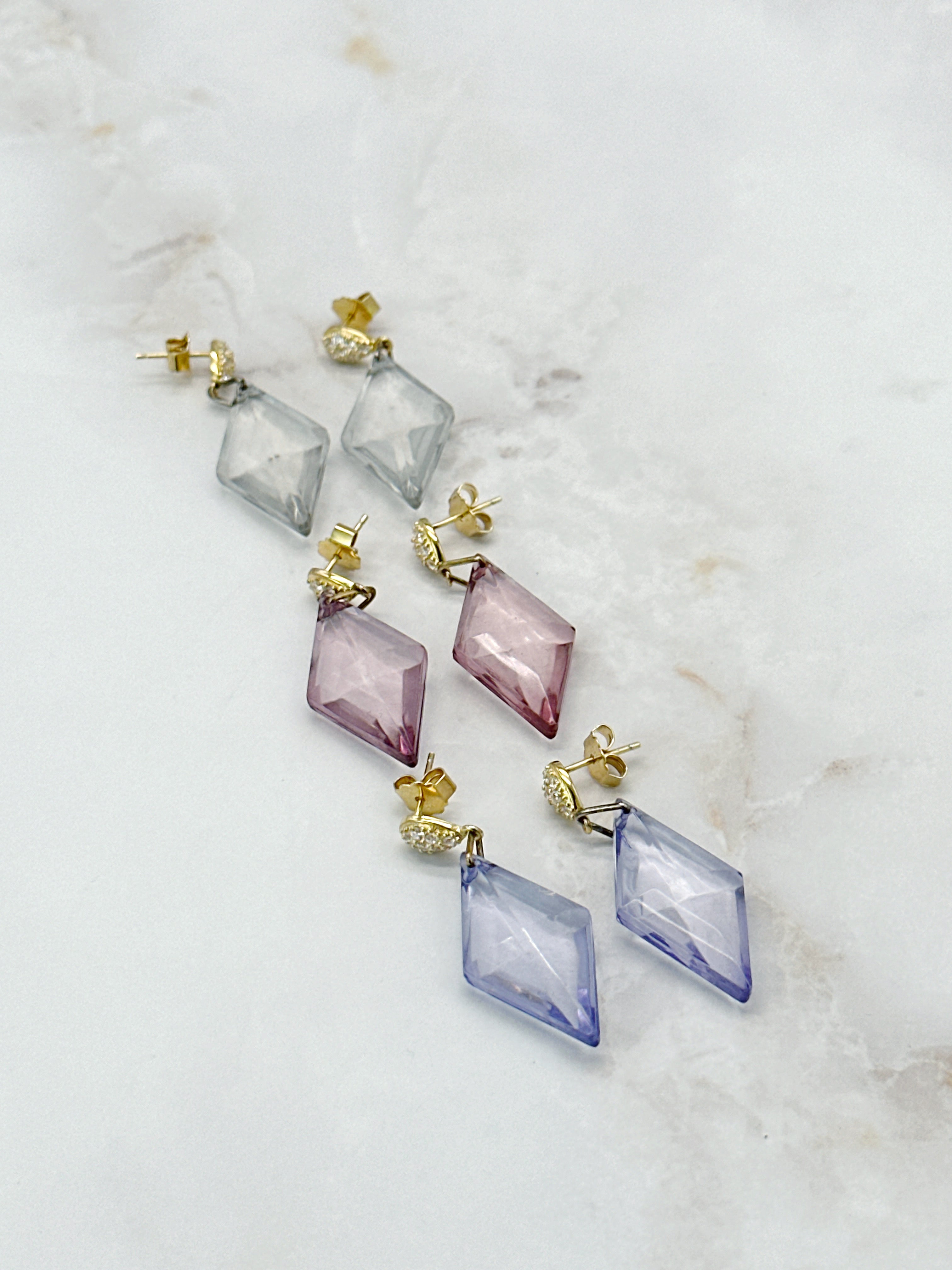 Trapezförmige Lucite Ohrstecker mit Strass und vergoldetem Silber