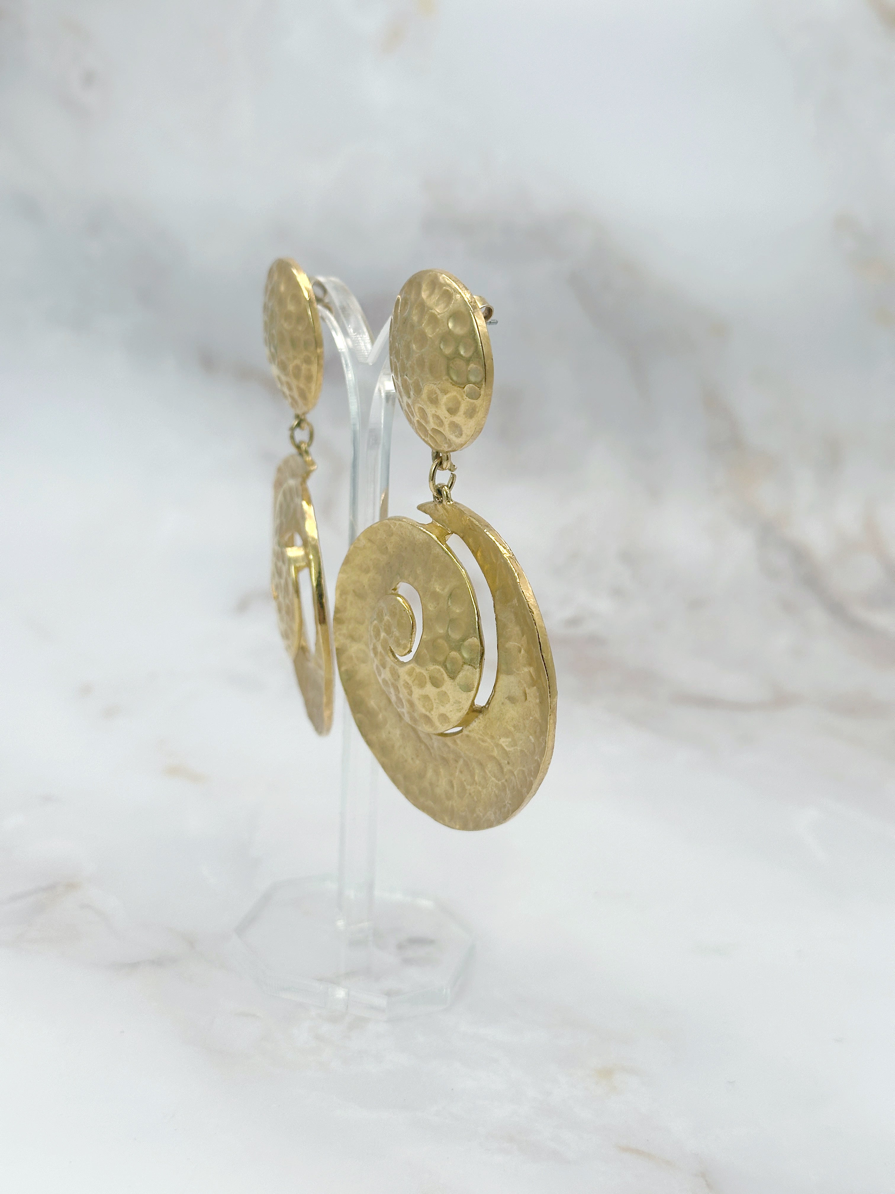 Vergoldete Statement Ohrringe signiert Sphinx im Spiralen Design