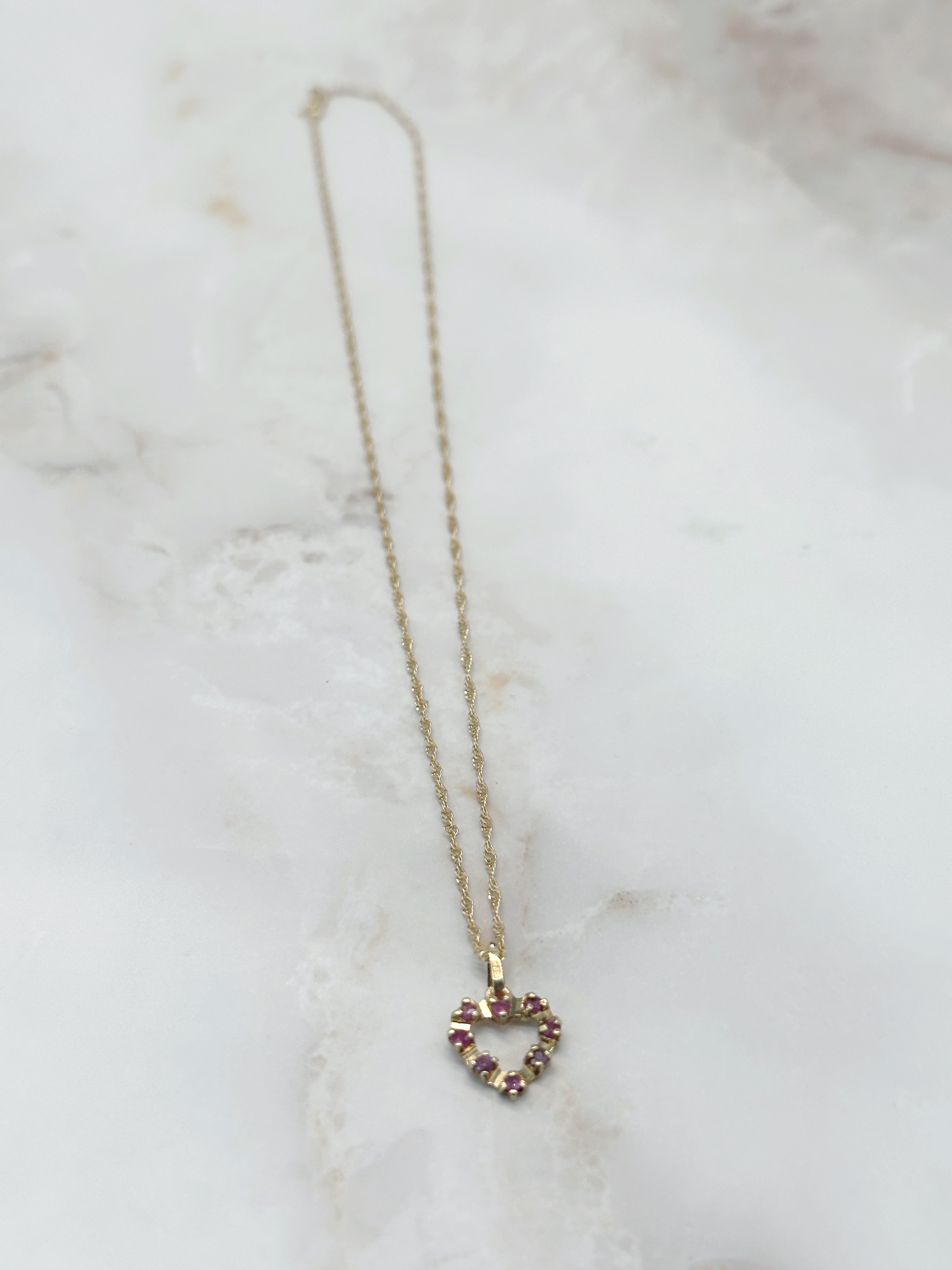 Gedrehte Goldkette 585 mit funkelndem Rubin-Herz