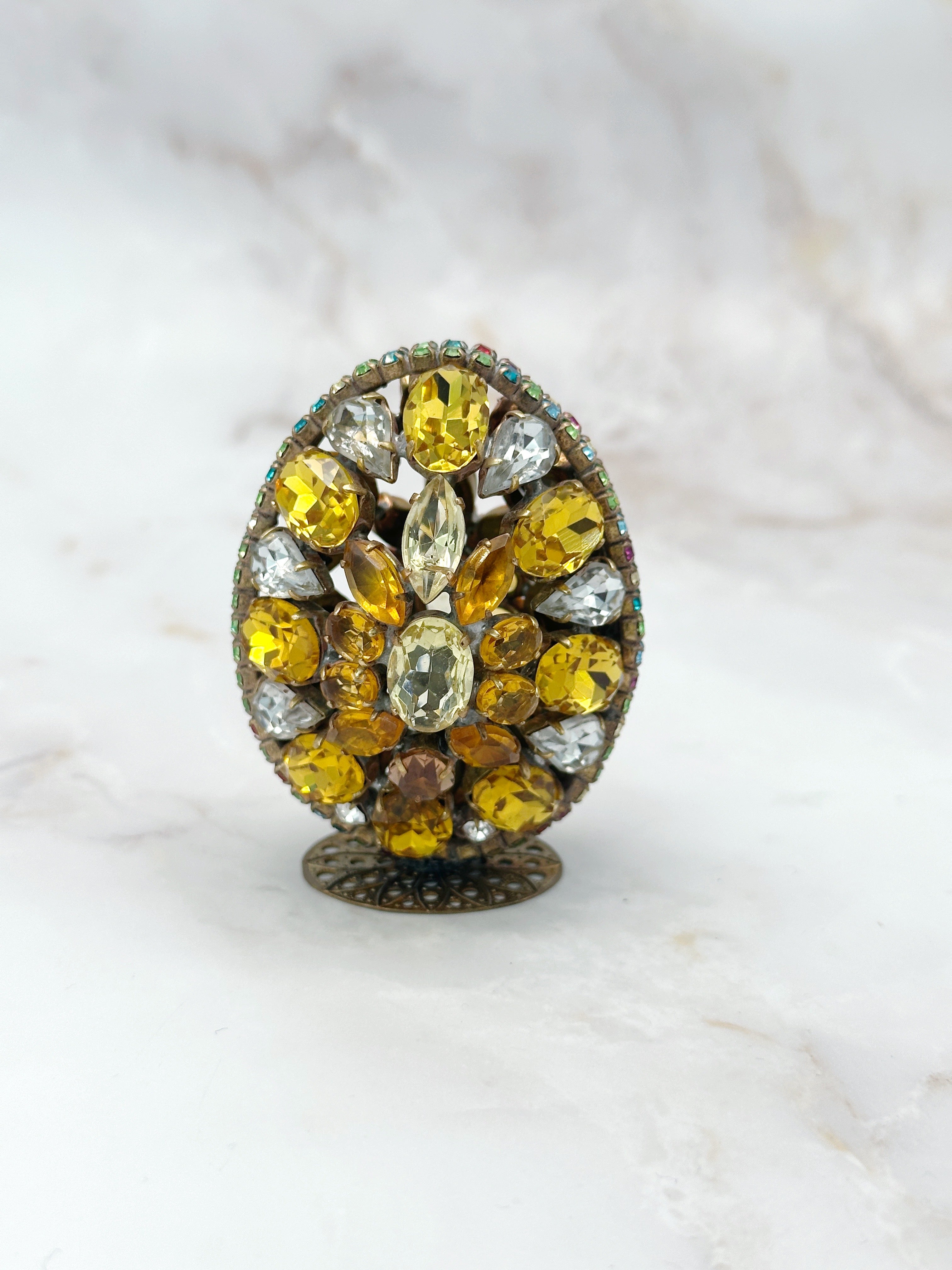 Seltenes rundum verziertes Gablonzer Osterei mit Standfuß