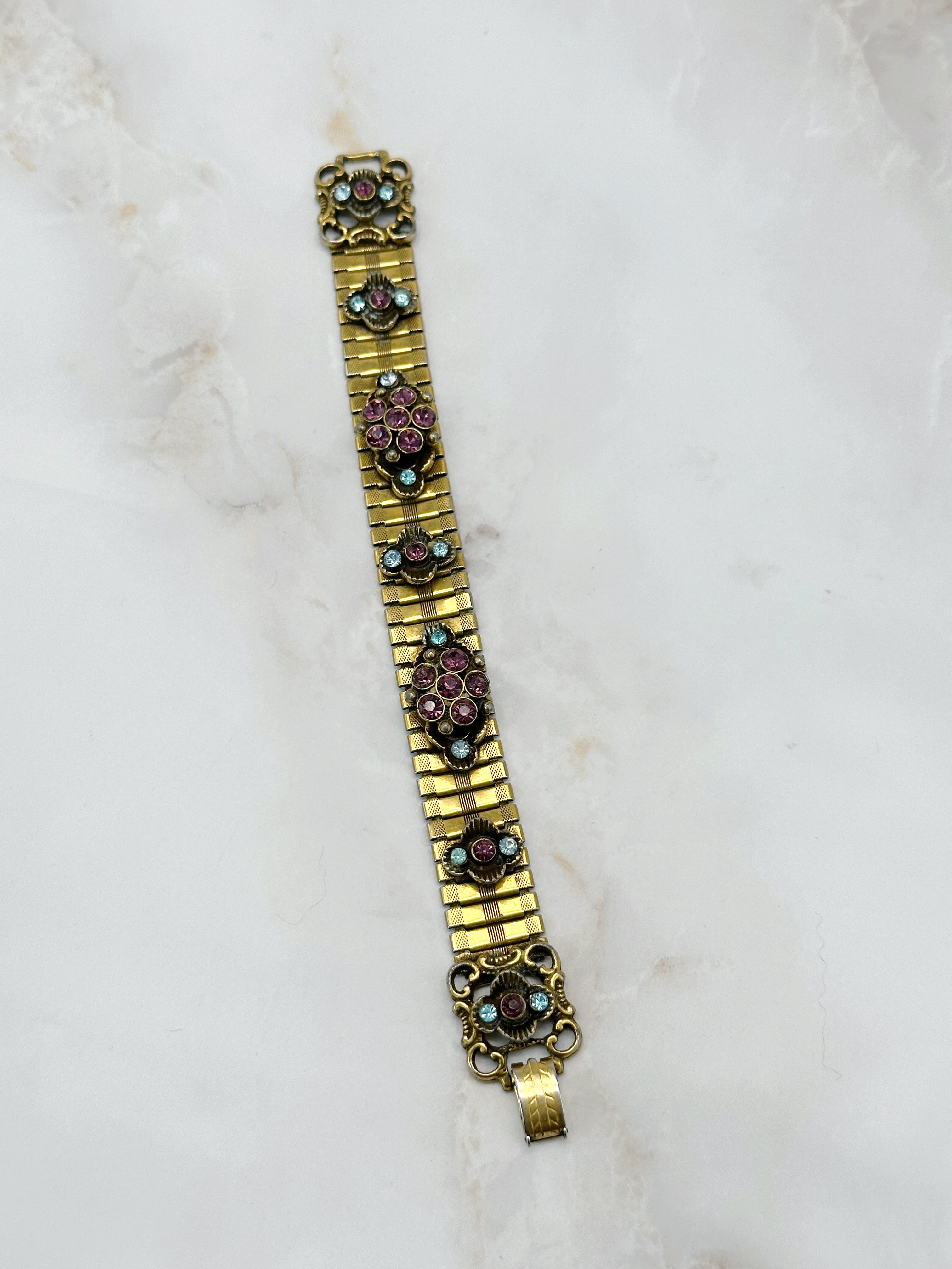 Ausgefallenes Vintage Armband der 50er Jahre vergoldet mit lila & blauem Strass