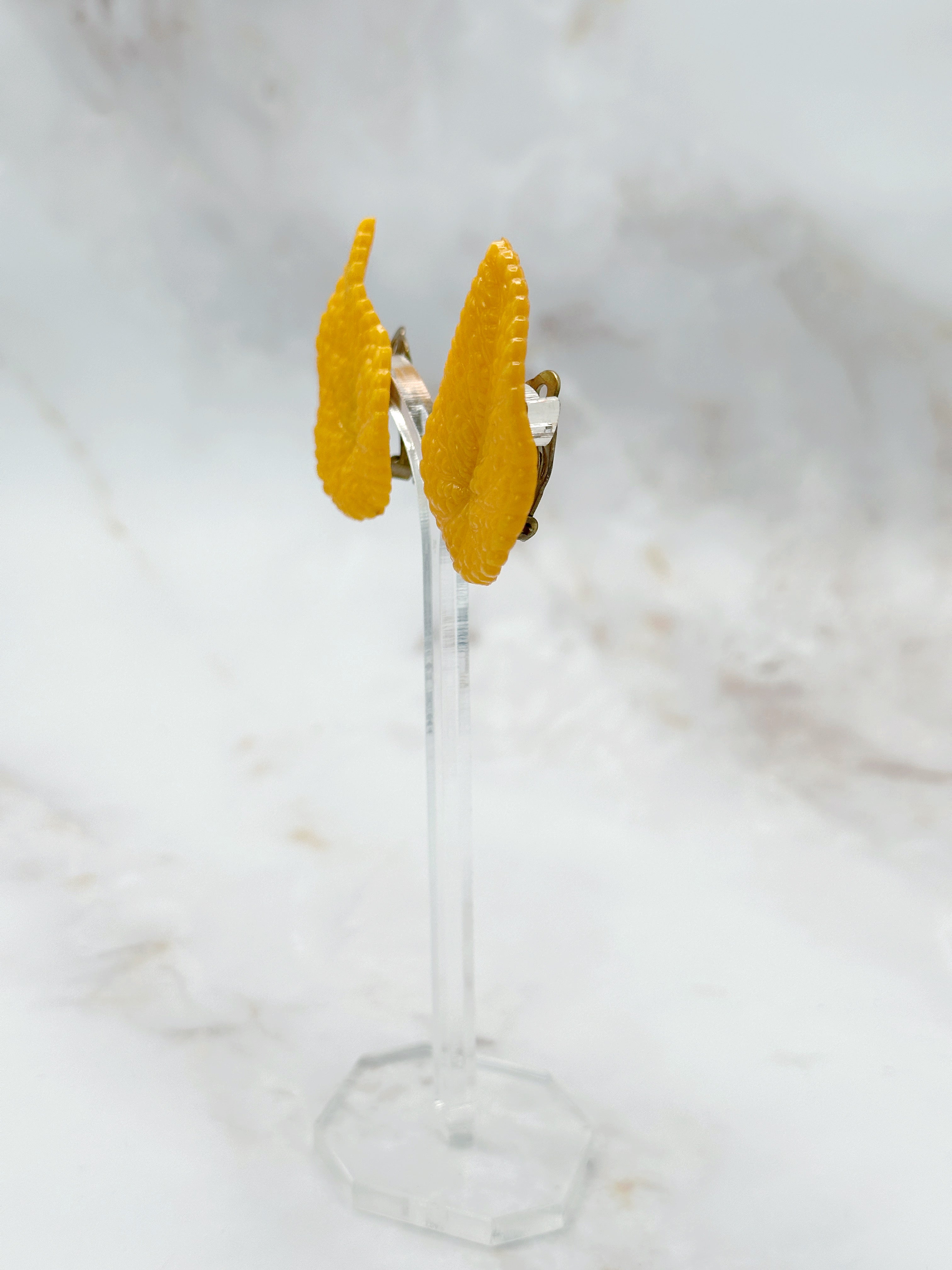 Vintage Blatt Ohrclips Orange Lucite