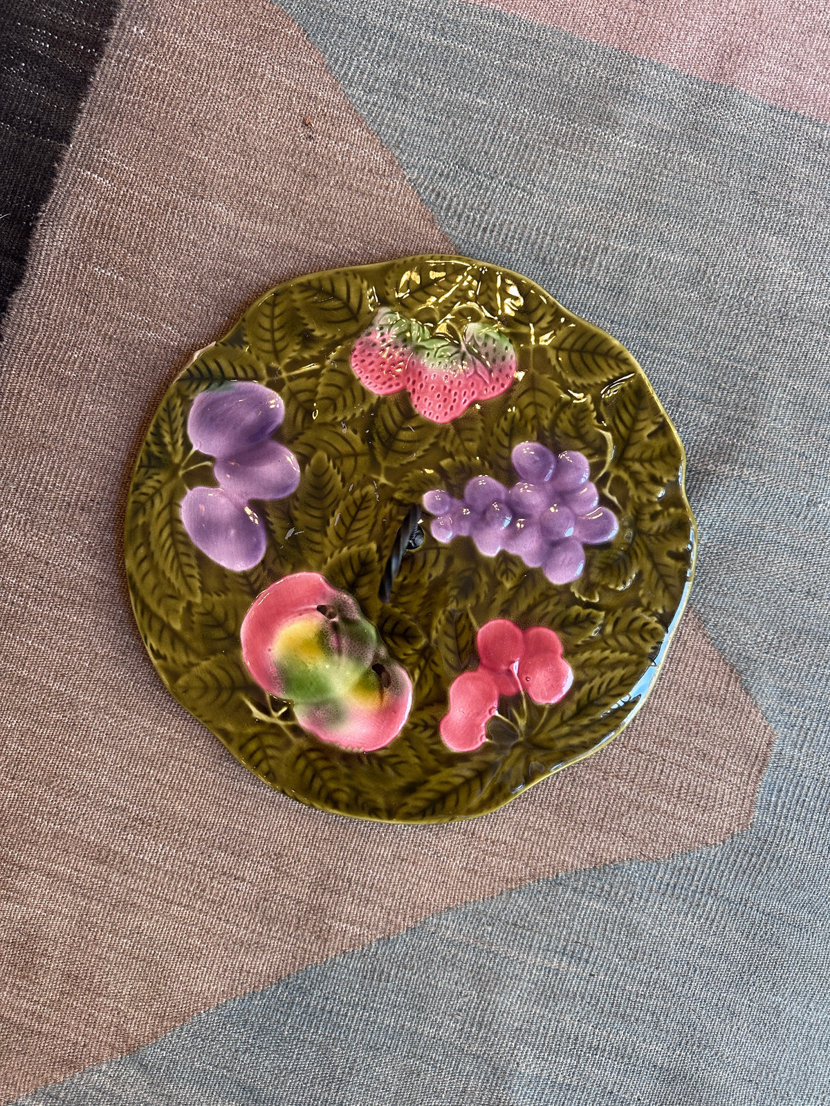 Vintage Käseplatte aus Keramik mit sommerlichem Früchtemotiv