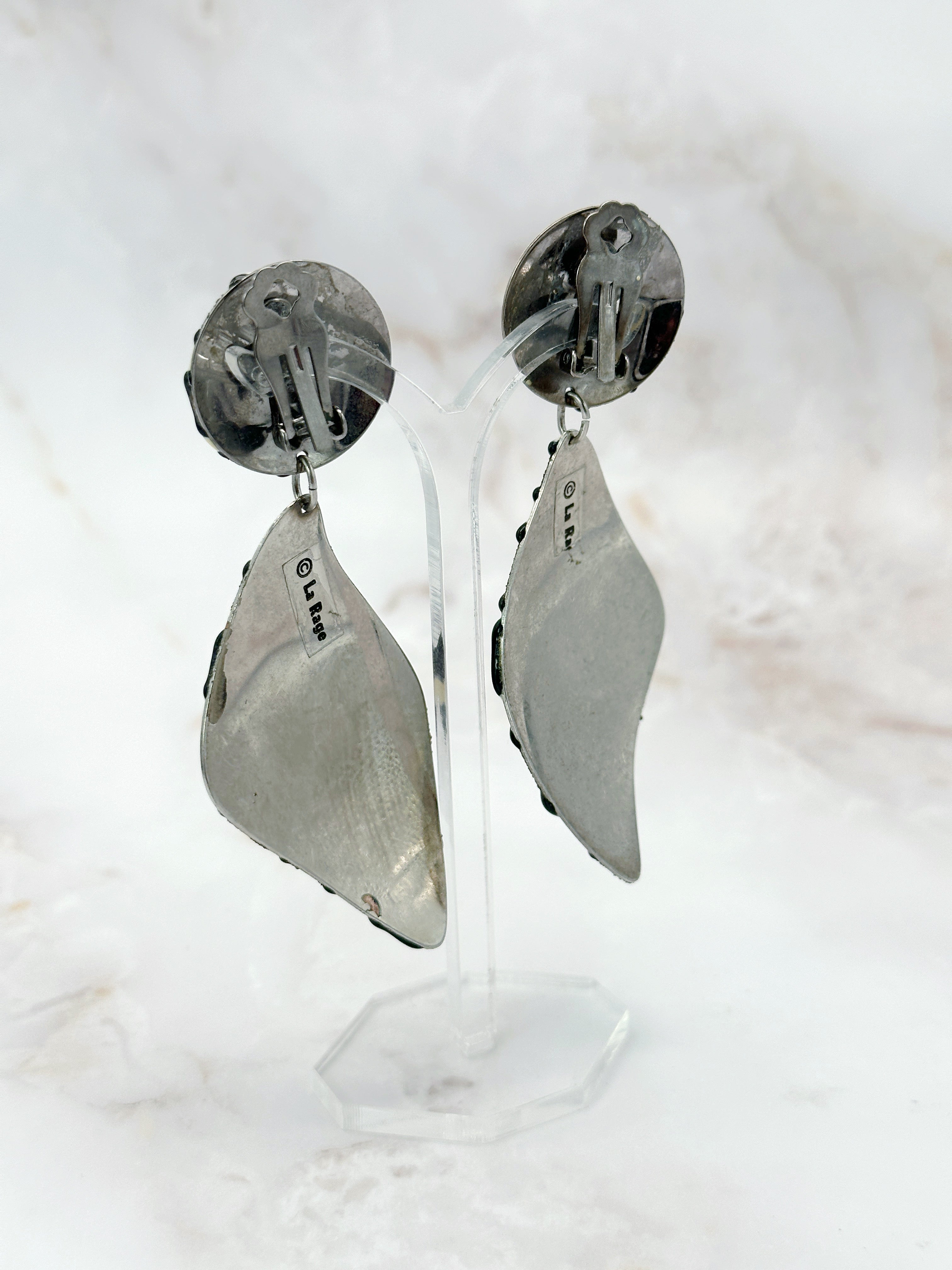 Signierte Vintage Statement Ohrclips von La Rage in Creme & Schwarz