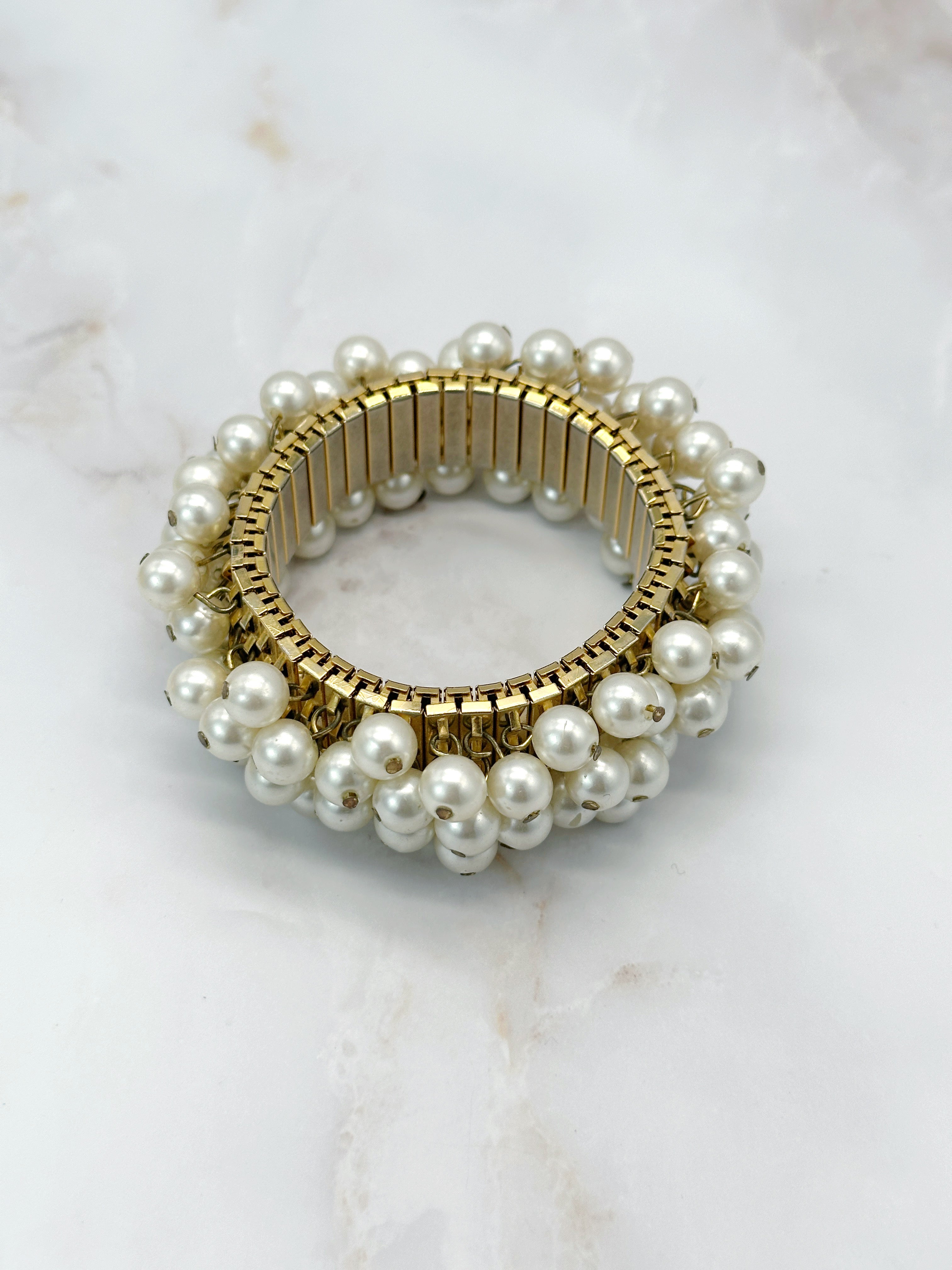 Verspieltes Vintage Cha-Cha-Armband mit Kunstperlen