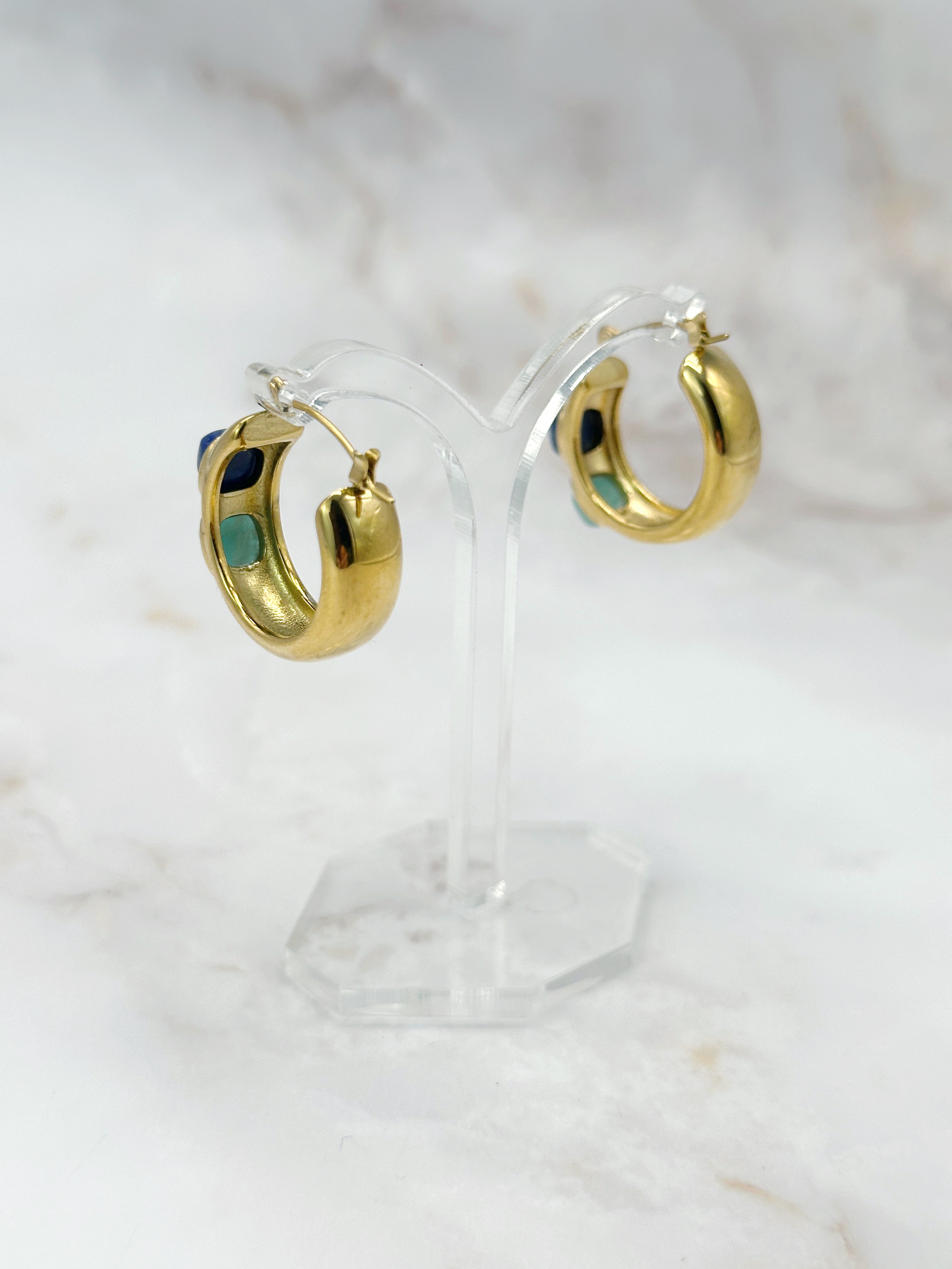 Vergoldete Vintage Creolen mit blitzblauen und türkisen Glascabochons