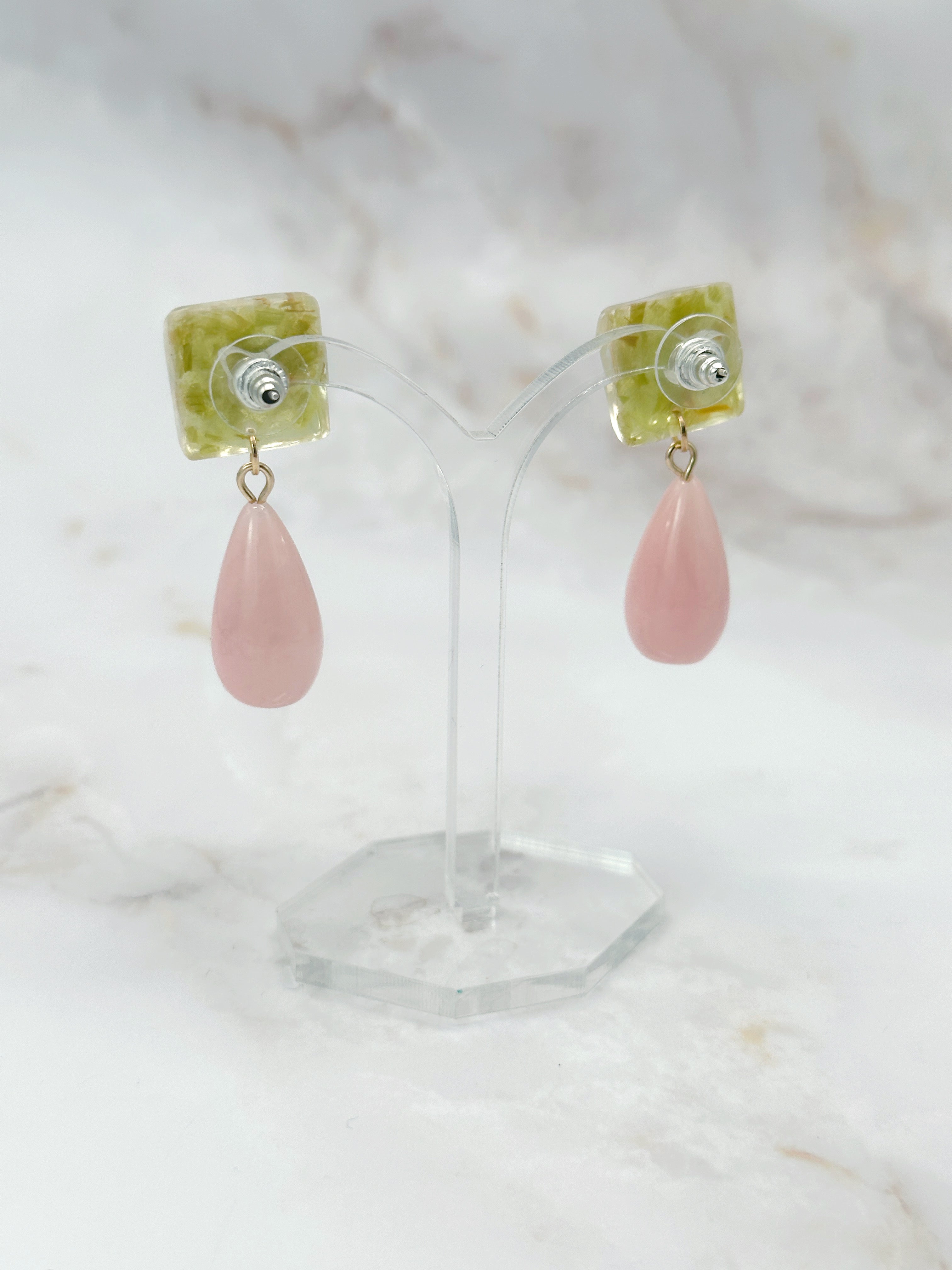 Vintage Lucite Ohrstecker mit Marmorierung in Rosé und Hellgrün