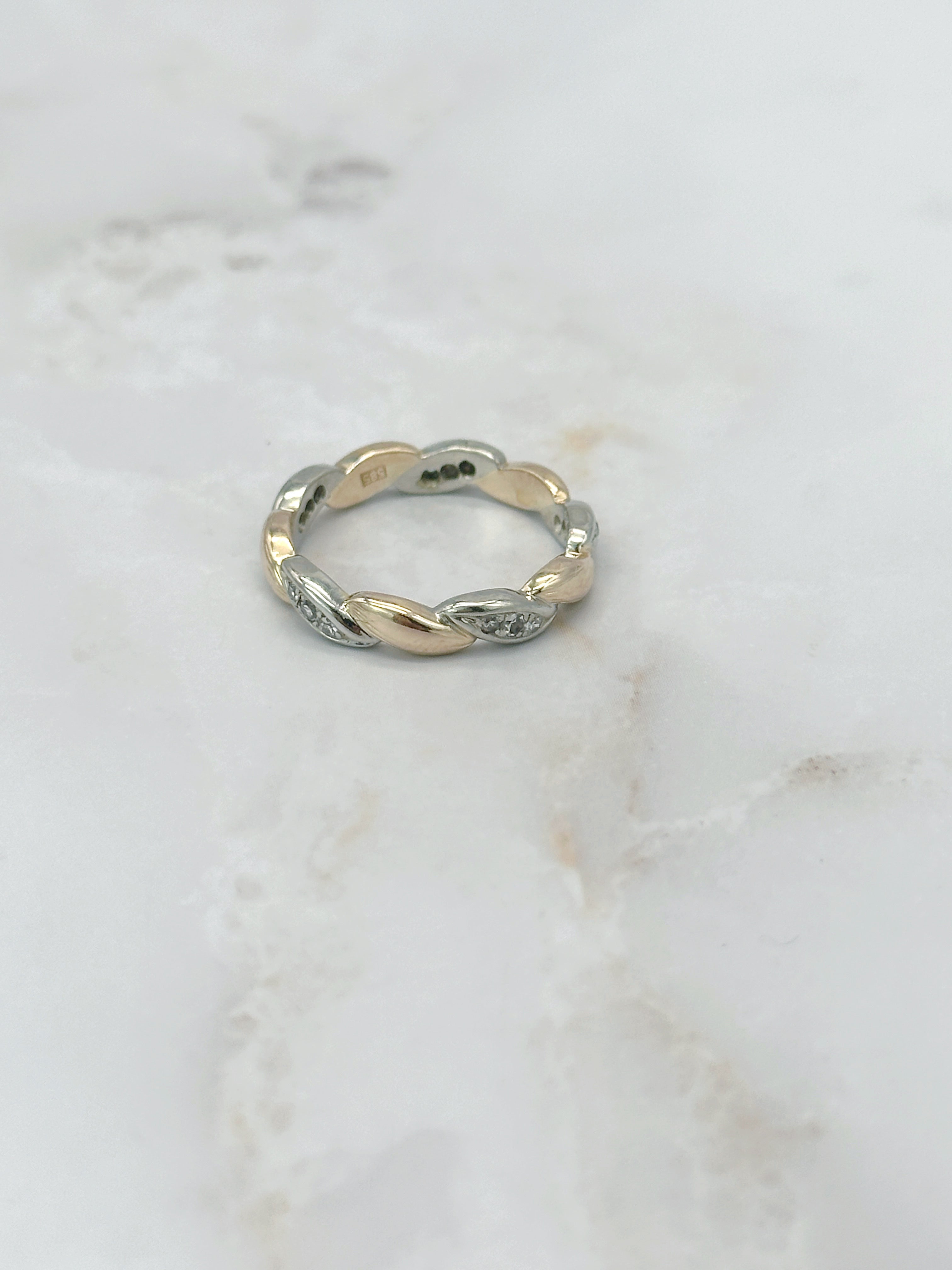 Gedrehter Ring in 585 Gelbgold und Weißgold mit Zirkonia