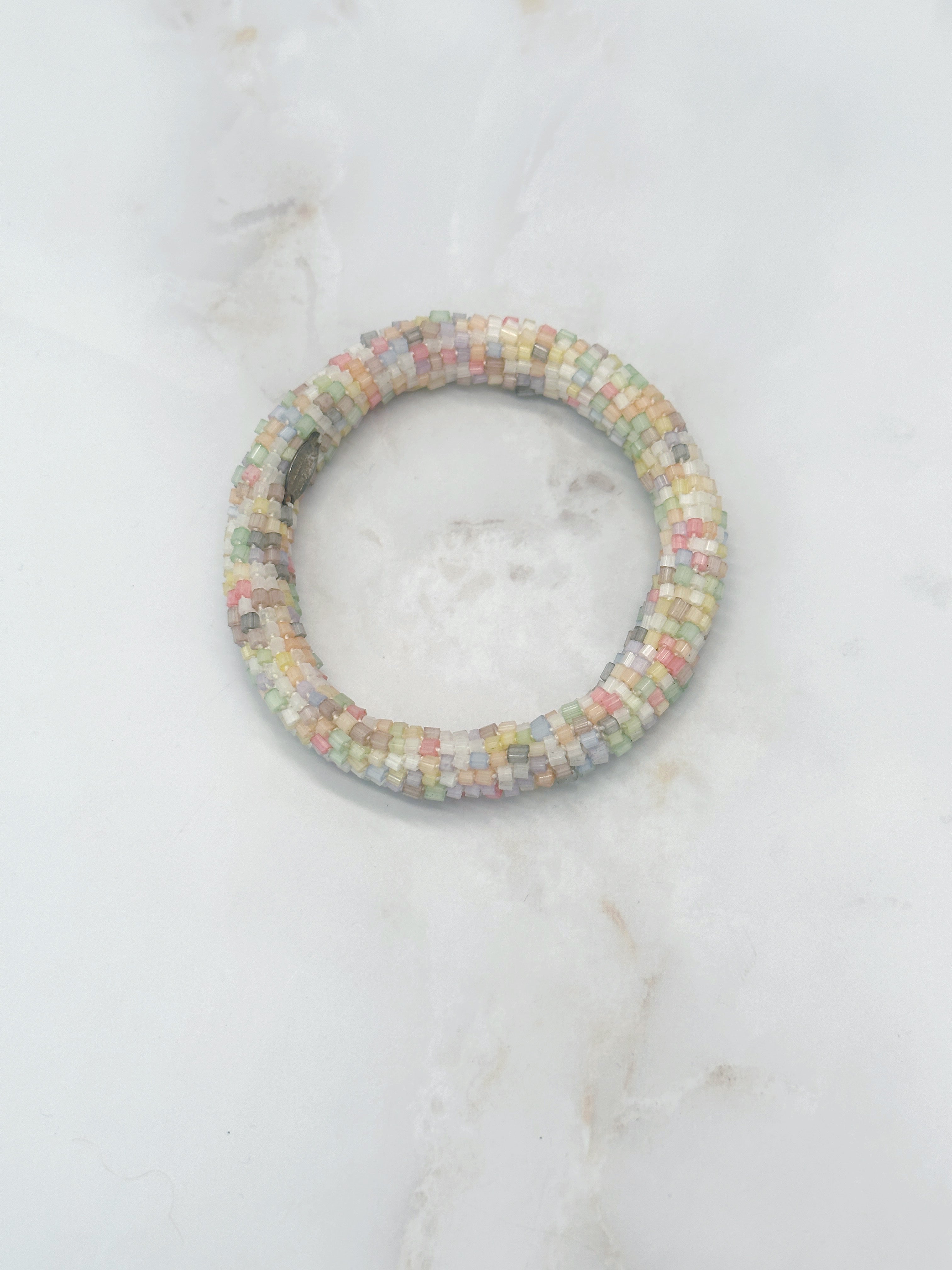 Zartes Perlenarmband in bunten Pastelltönen