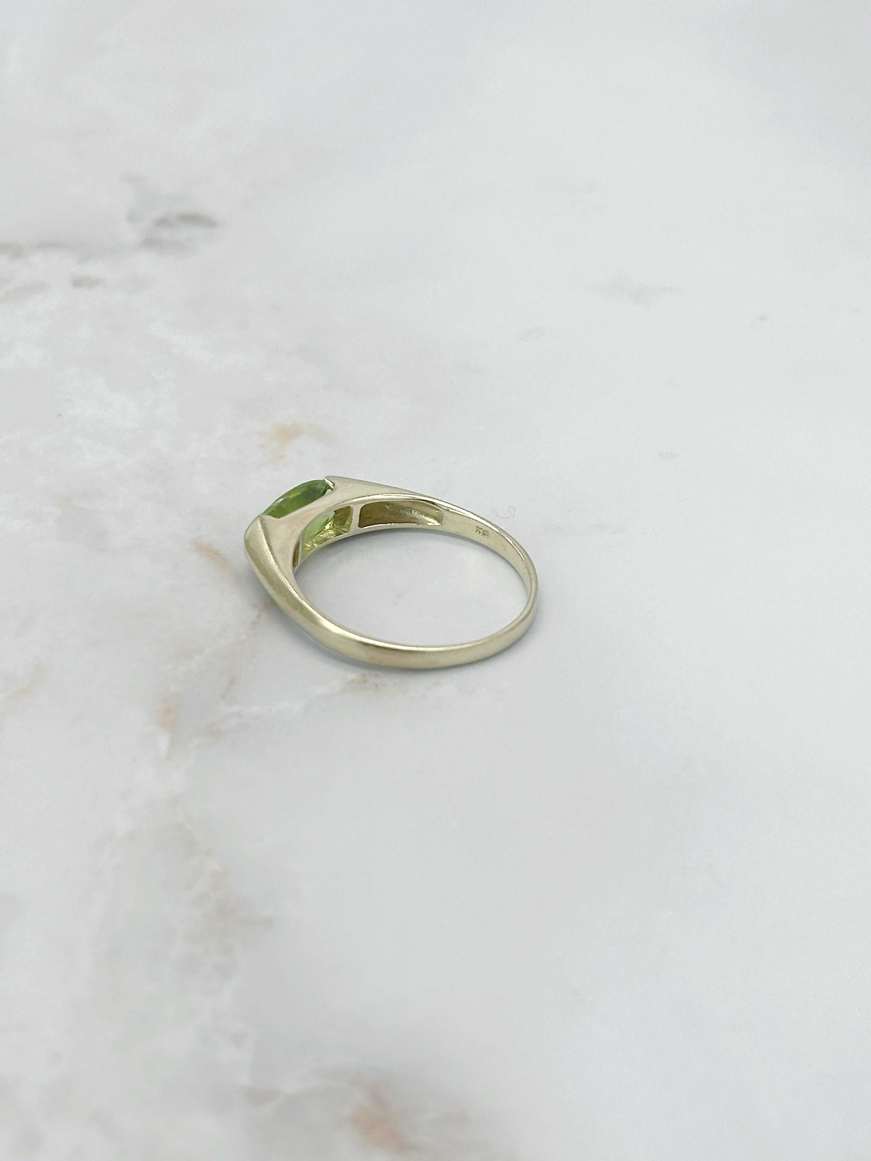 Vintage Ring in 585 Gelbgold mit quer liegendem Peridot