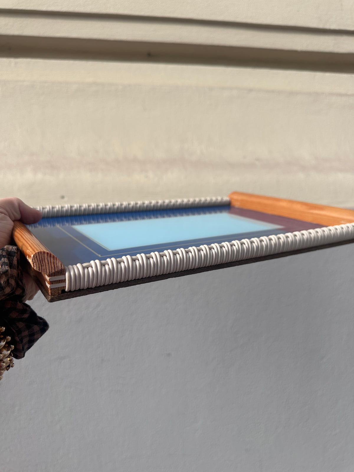 Mid-Century Tablett in Blau mit geometrischem Muster