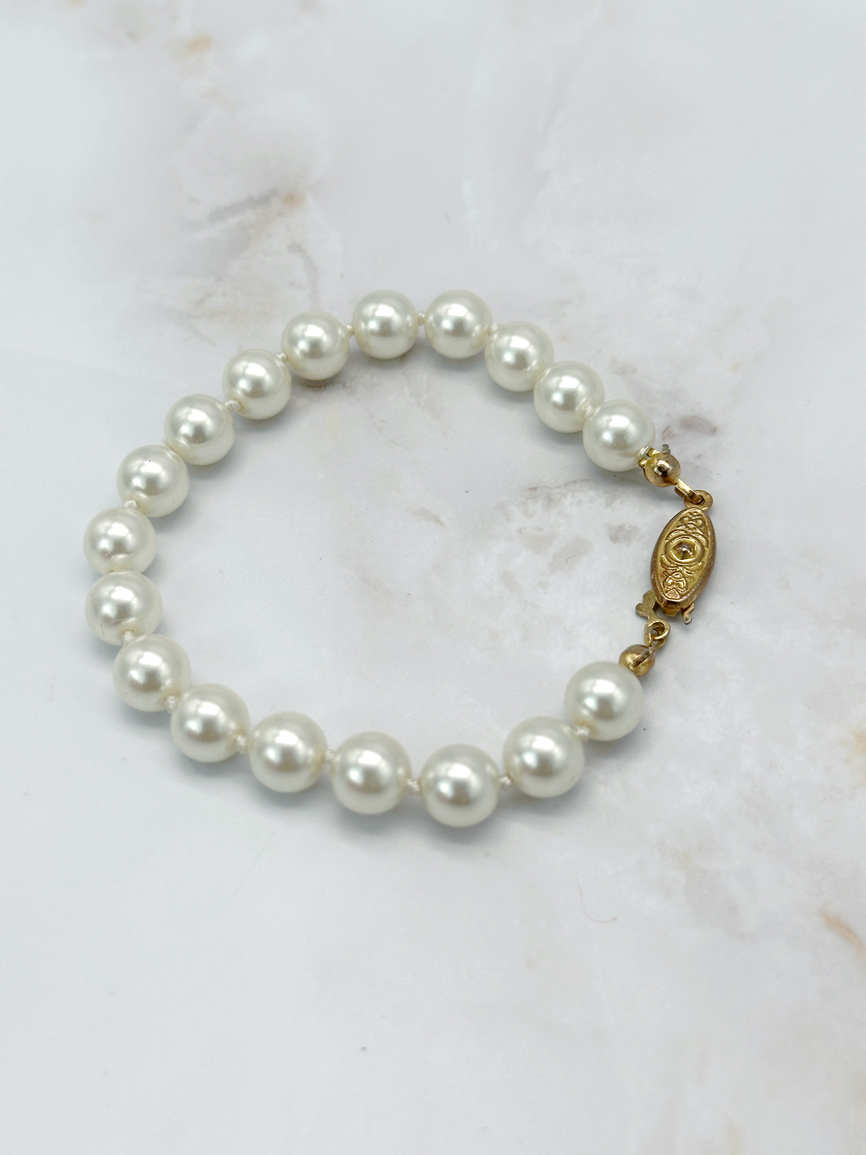 Vintage Armband mit klassischen Kunstperlen und nostalgischem Verschluss