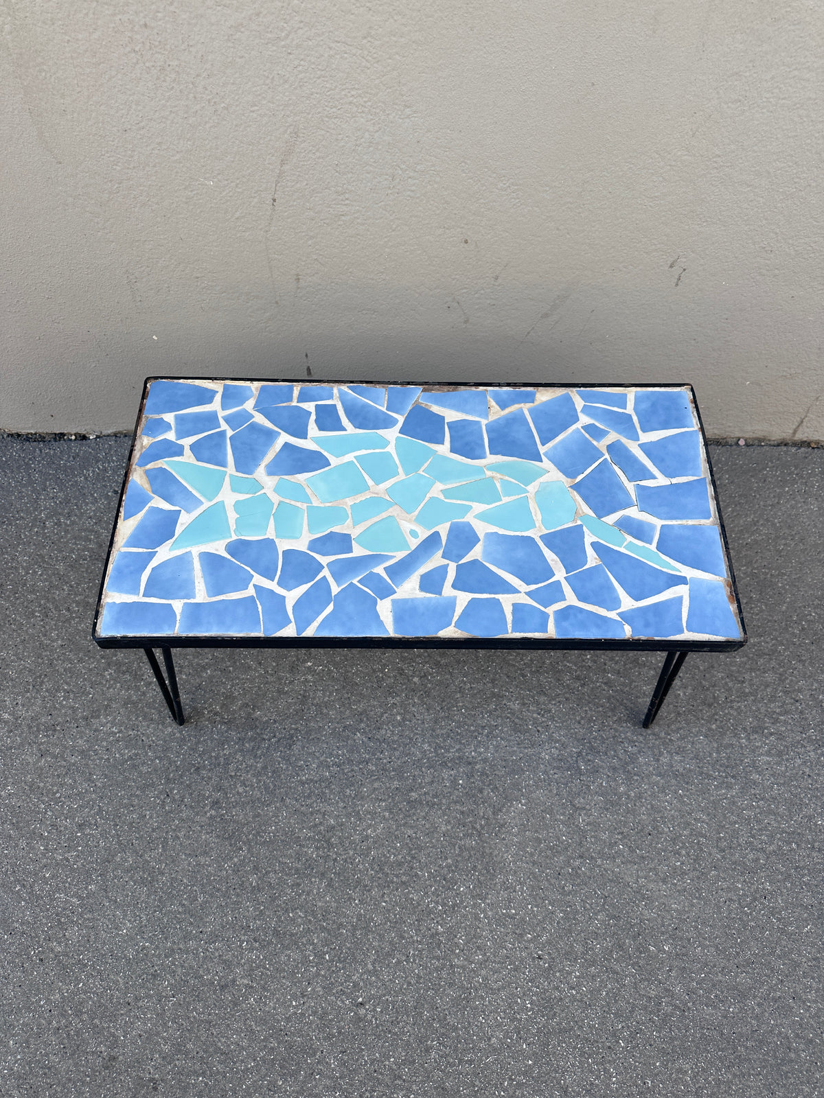 Vintage Mosaiktisch mit blauer Platte und schwarzen Haarnadelbeinen um 1970