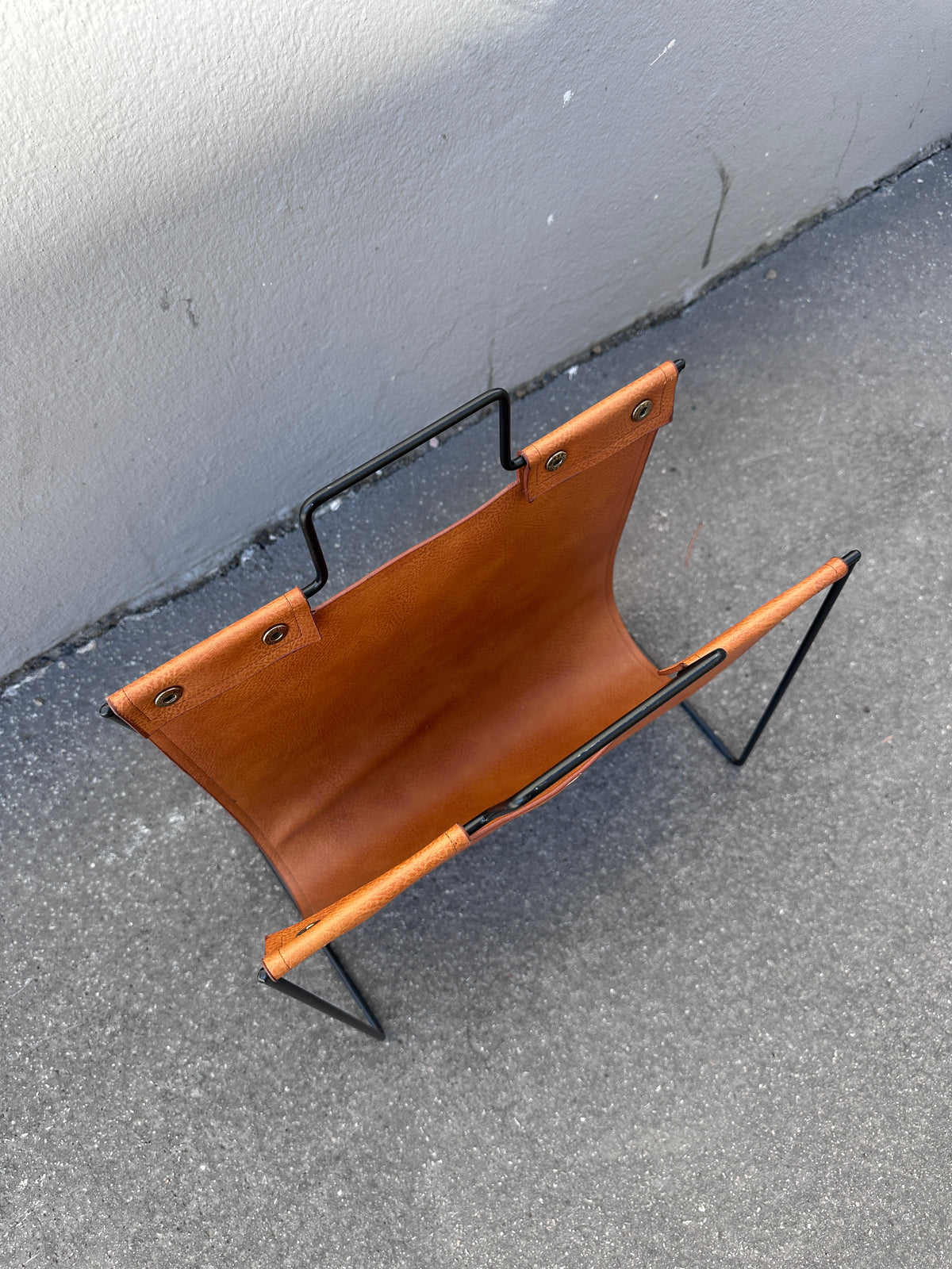 Vintage Zeitungsständer aus schwarzem Metall und Leder