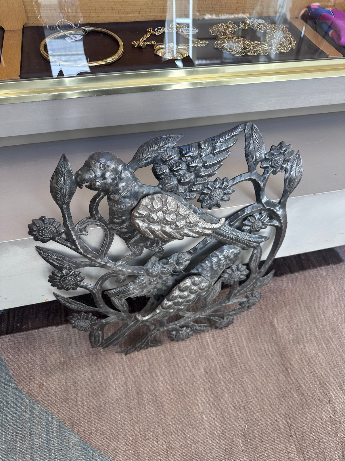 Vintage Wanddekoration aus Metall mit Papageien-Motiv