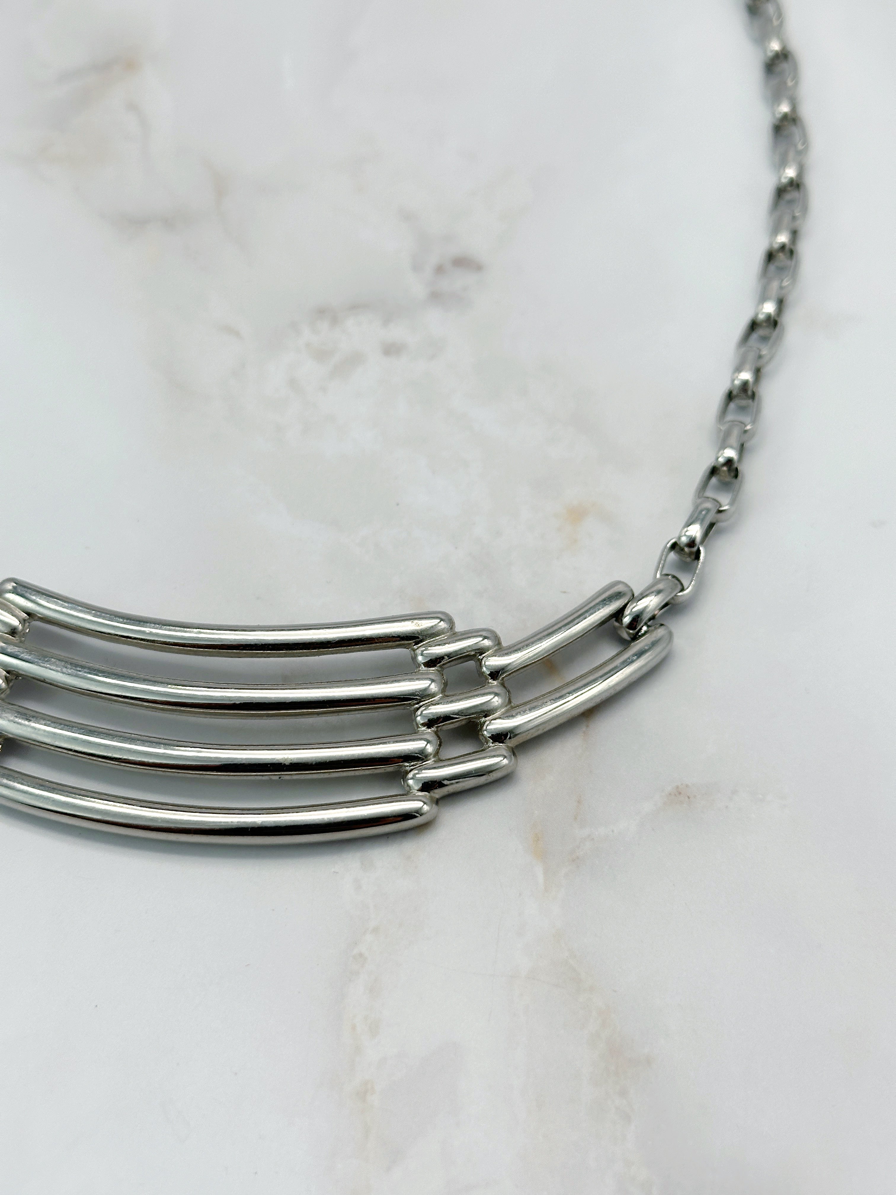 Signierte Vintage Halskette von Monet rhodiniert mit geometrischem Mittelstück