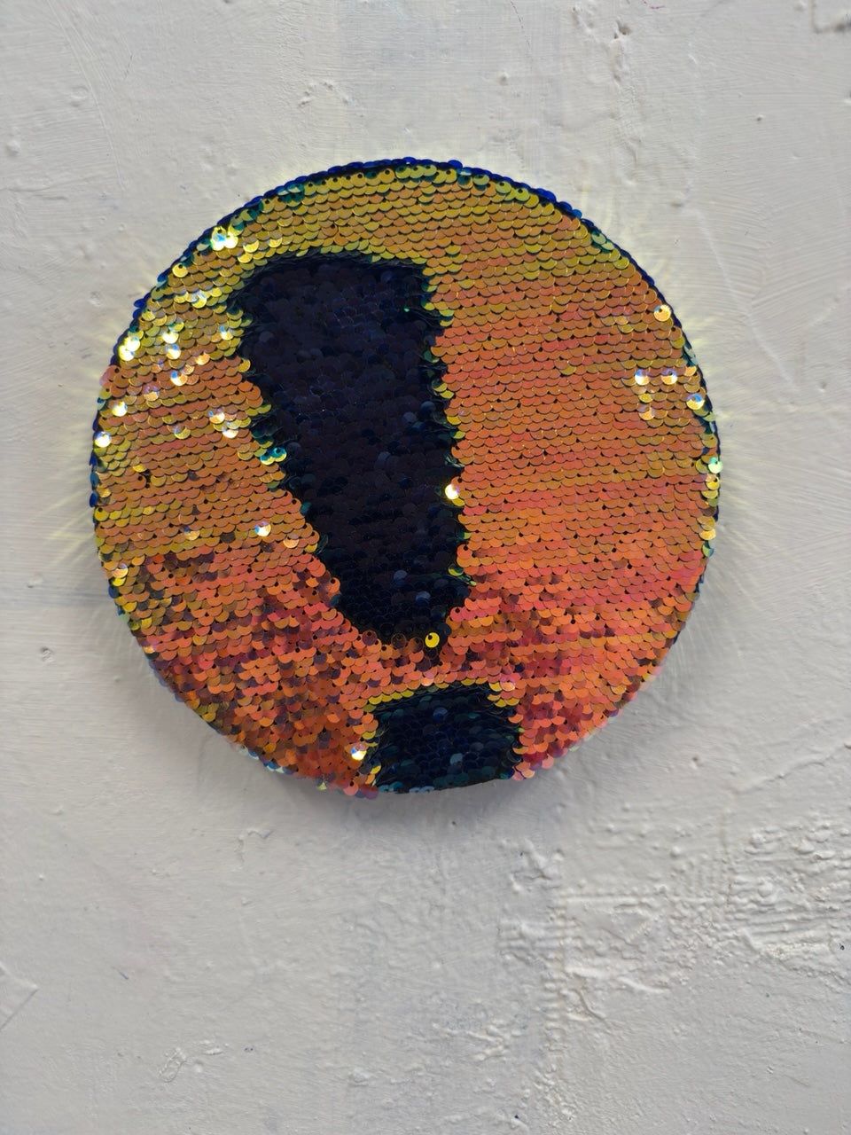 Amelie Goetzl, aus der Edition:…!, 2025, Wendepaillettenstoff bearbeitet auf Keilrahmen, Durchmesser 20cm