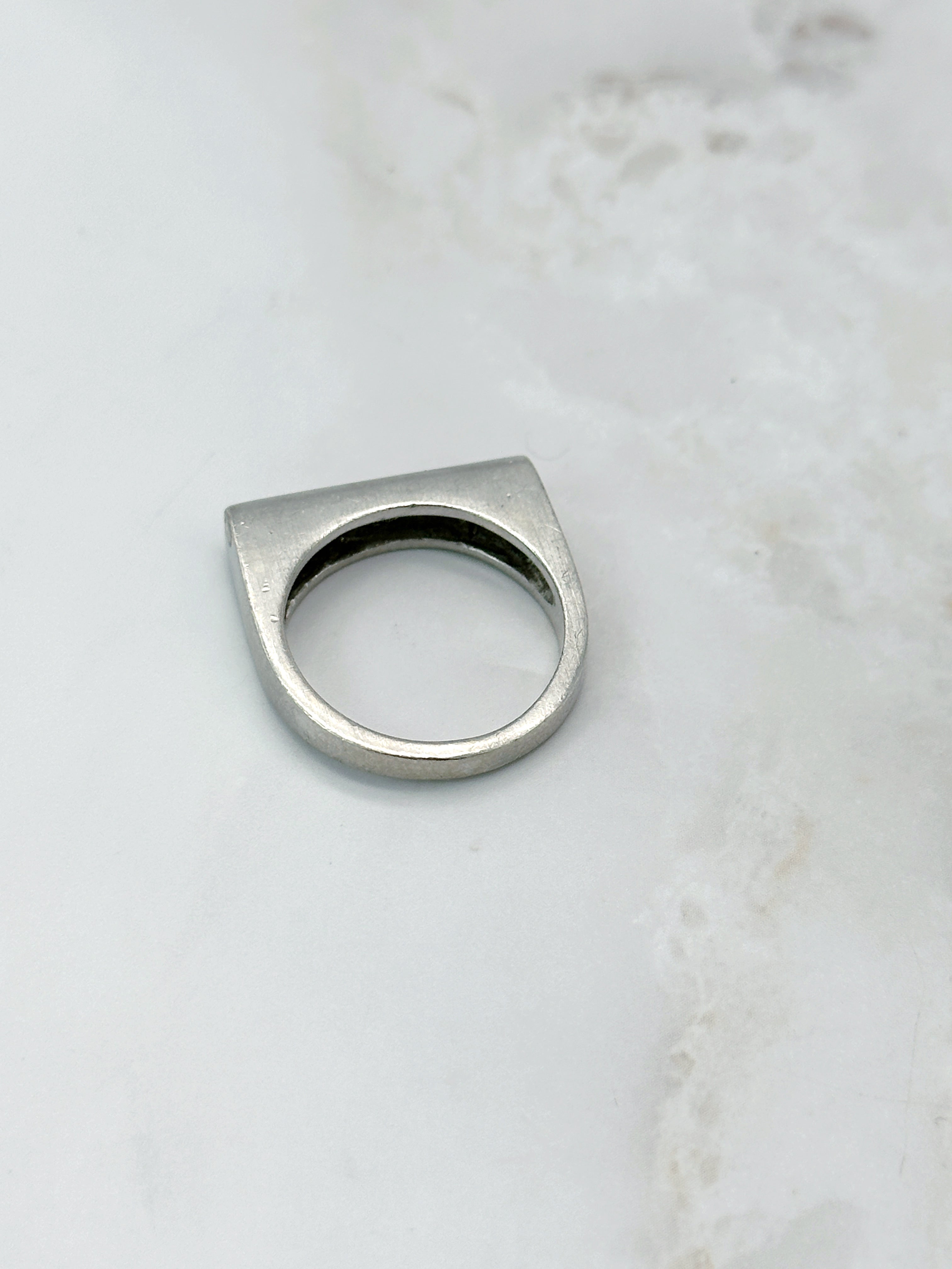 Geometrischer Silberring in eckiger Form