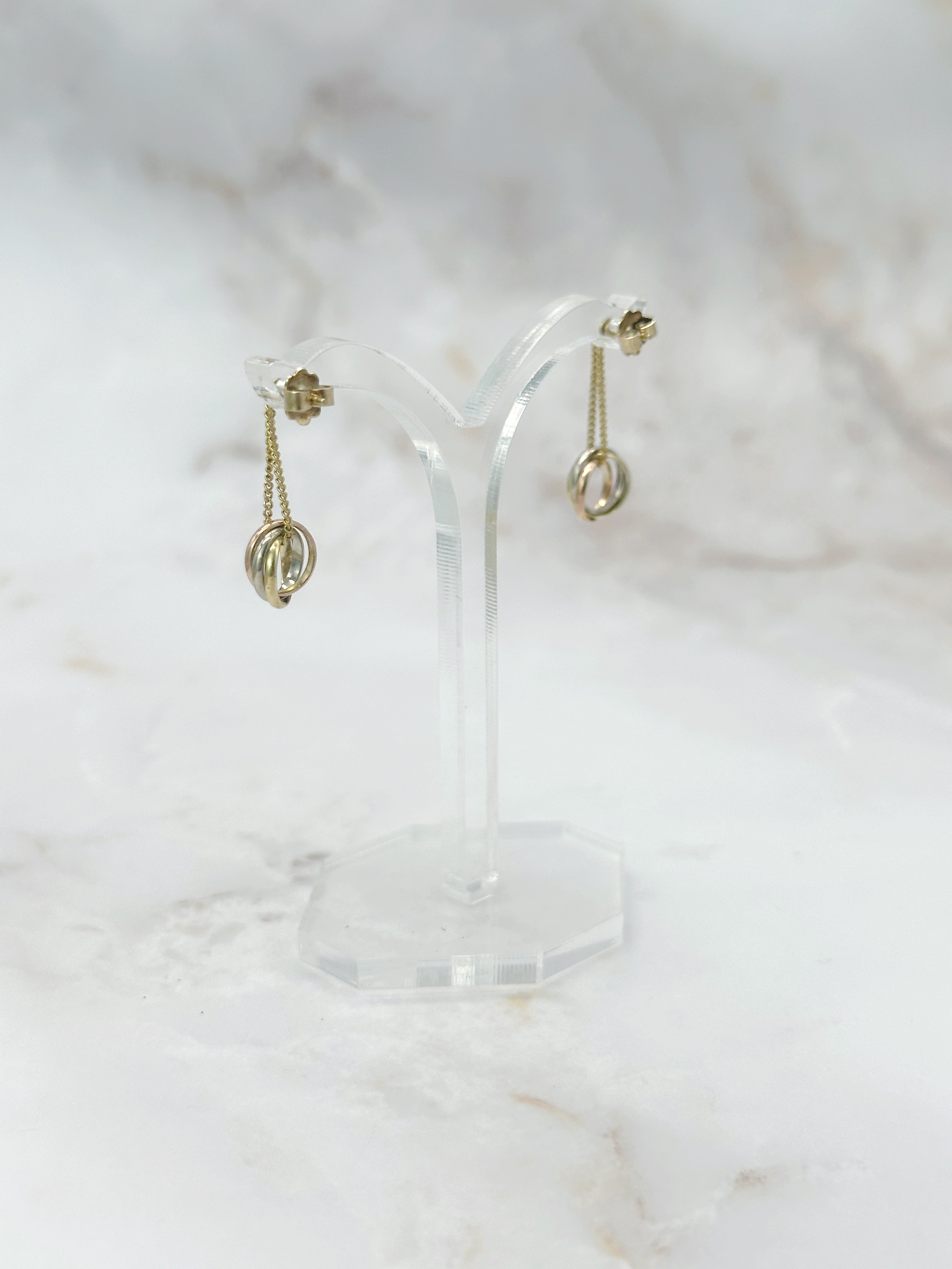 Vintage Ohrstecker mit feiner Kette und dreifarbigen Ringen