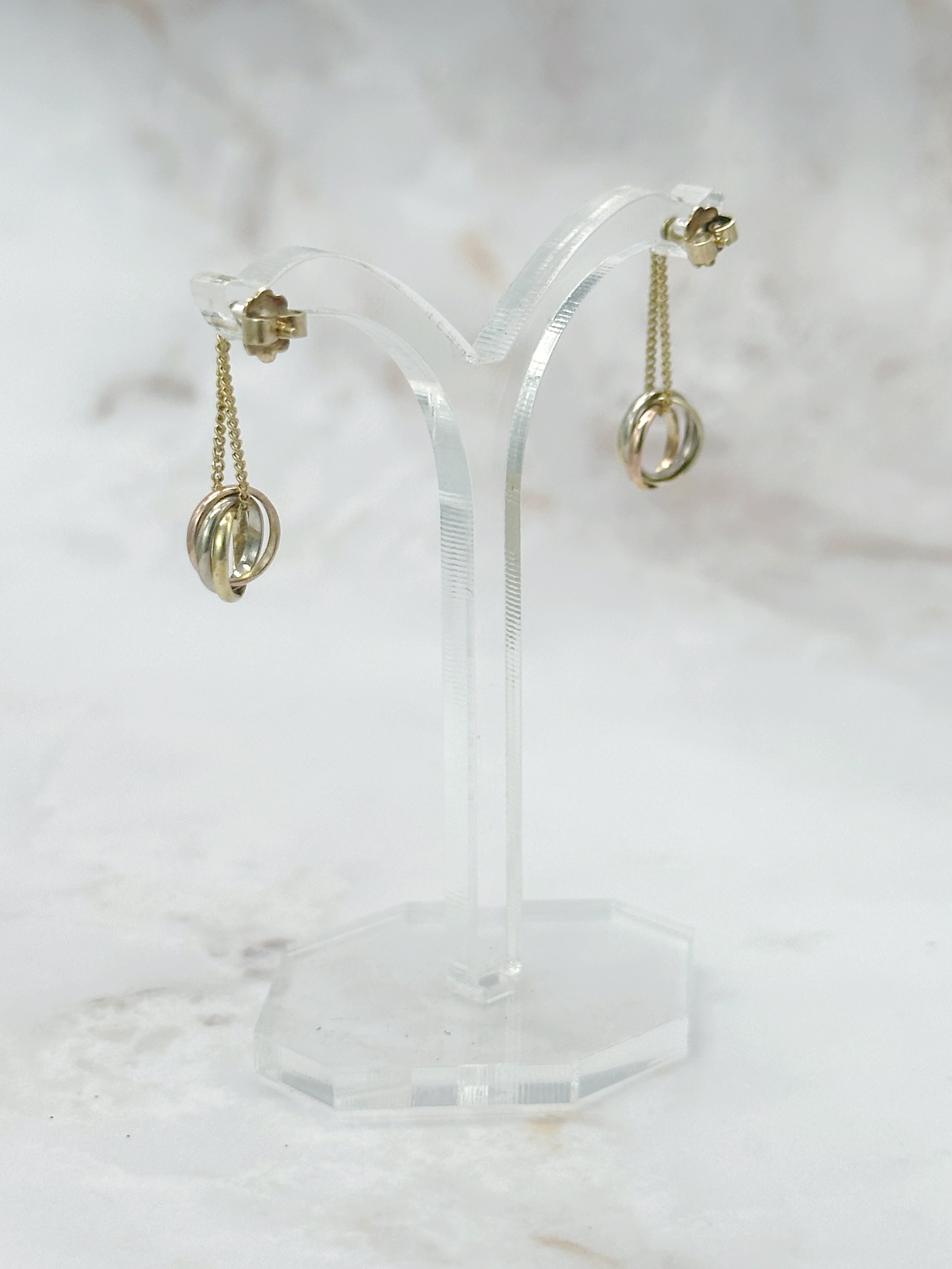 Vintage Ohrstecker mit feiner Kette und dreifarbigen Ringen