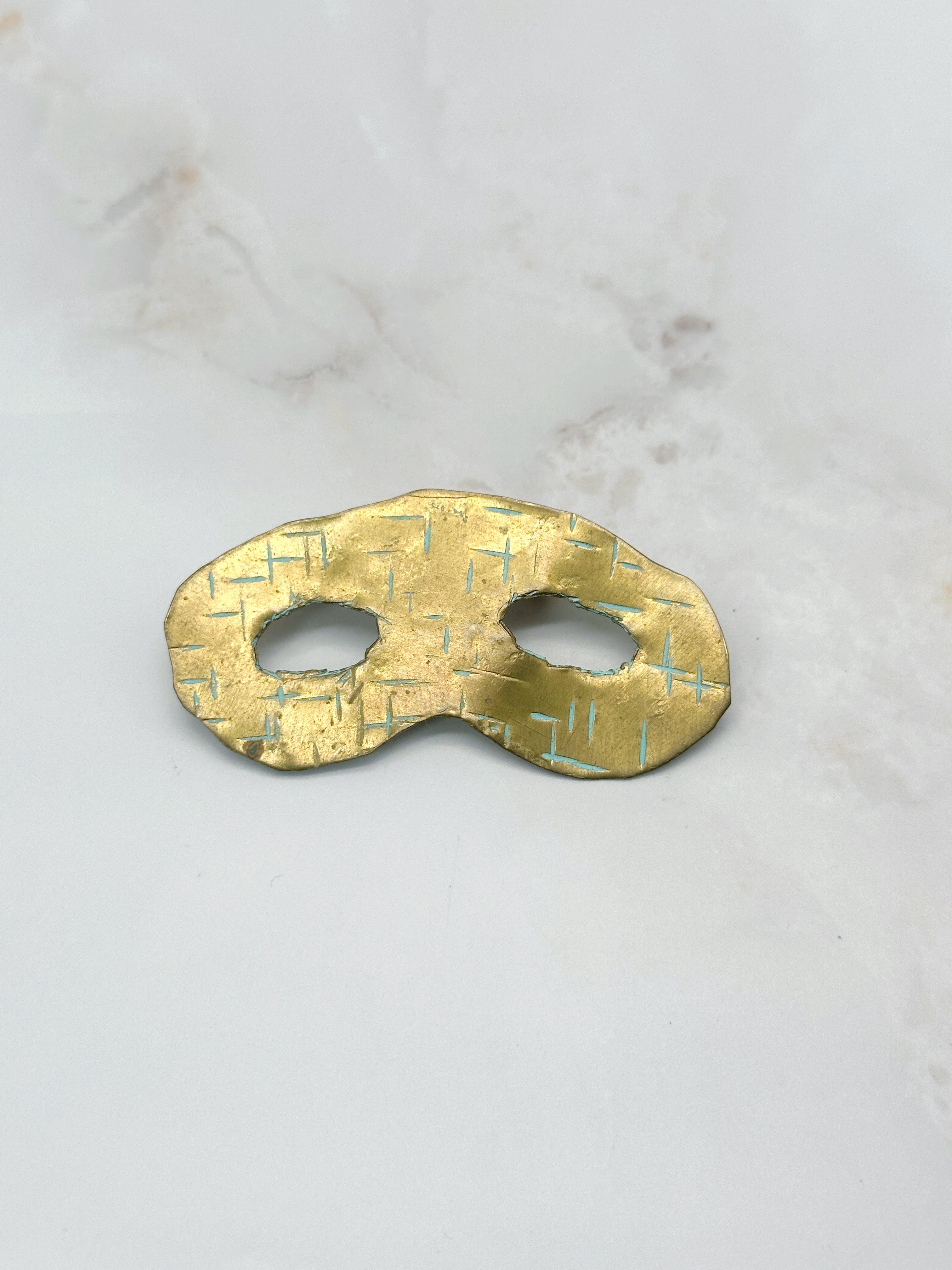 Vergoldete Vintage Brosche im Superhelden-Masken-Design