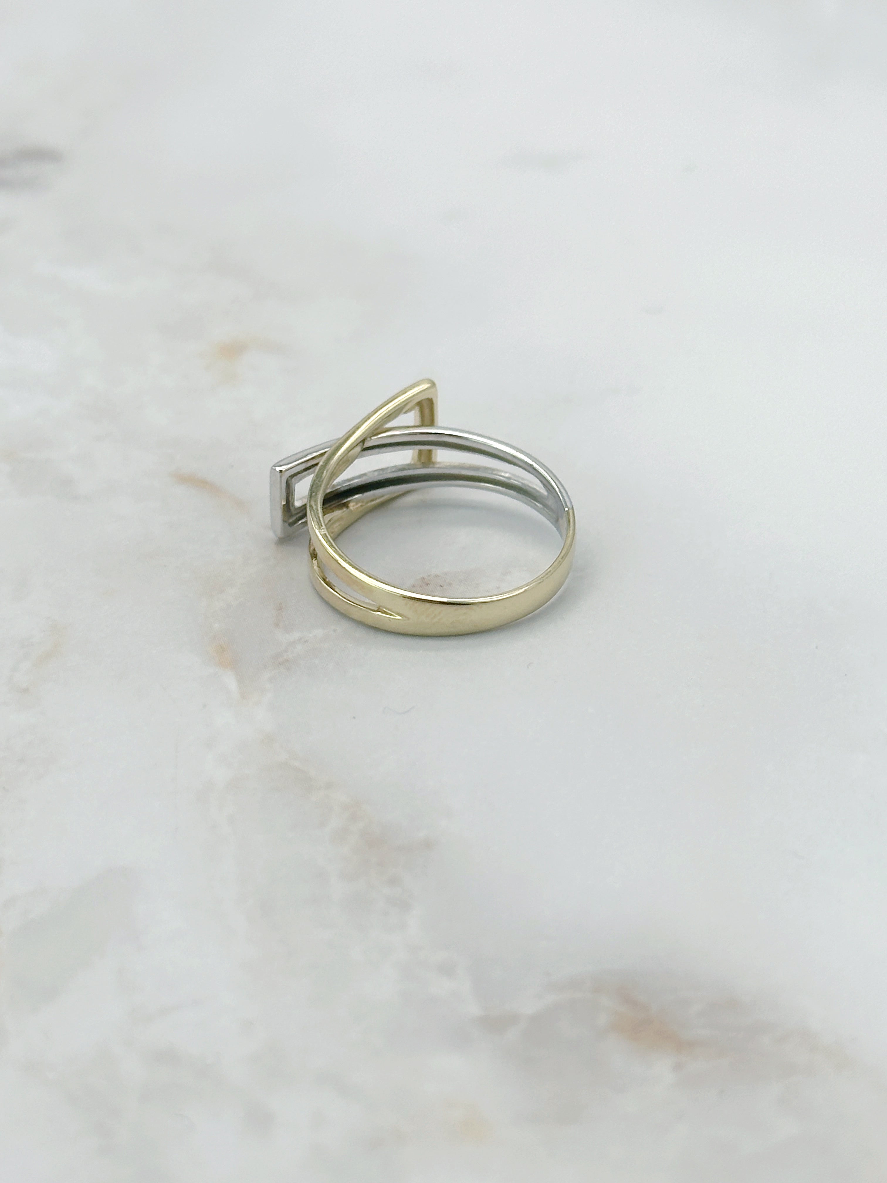 Ring in Gelbgold und Weißgold mit Gürtelschnallen-Design