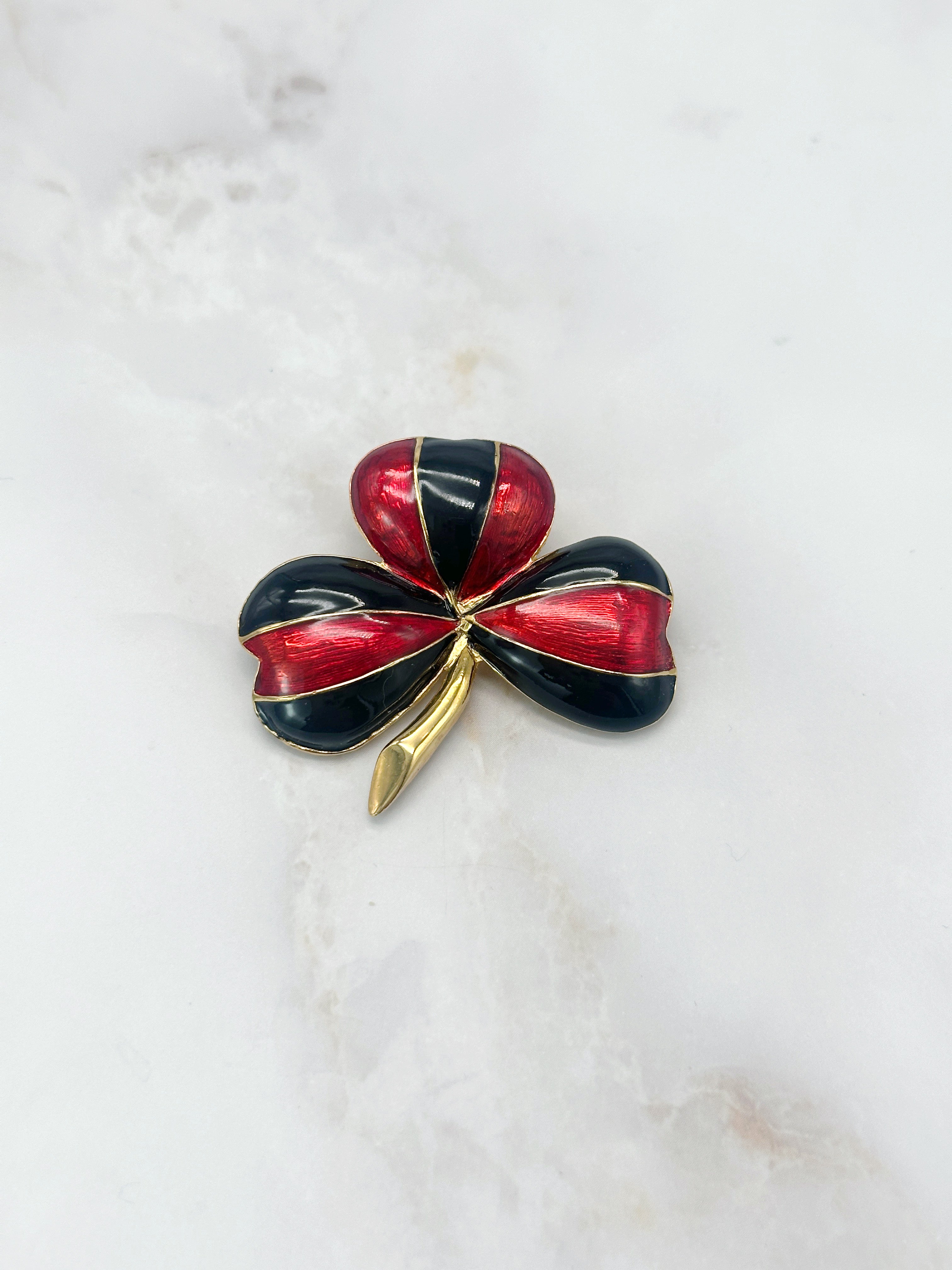 Vergoldete Vintage Brosche Kleeblatt mit roter und schwarzer Emaille