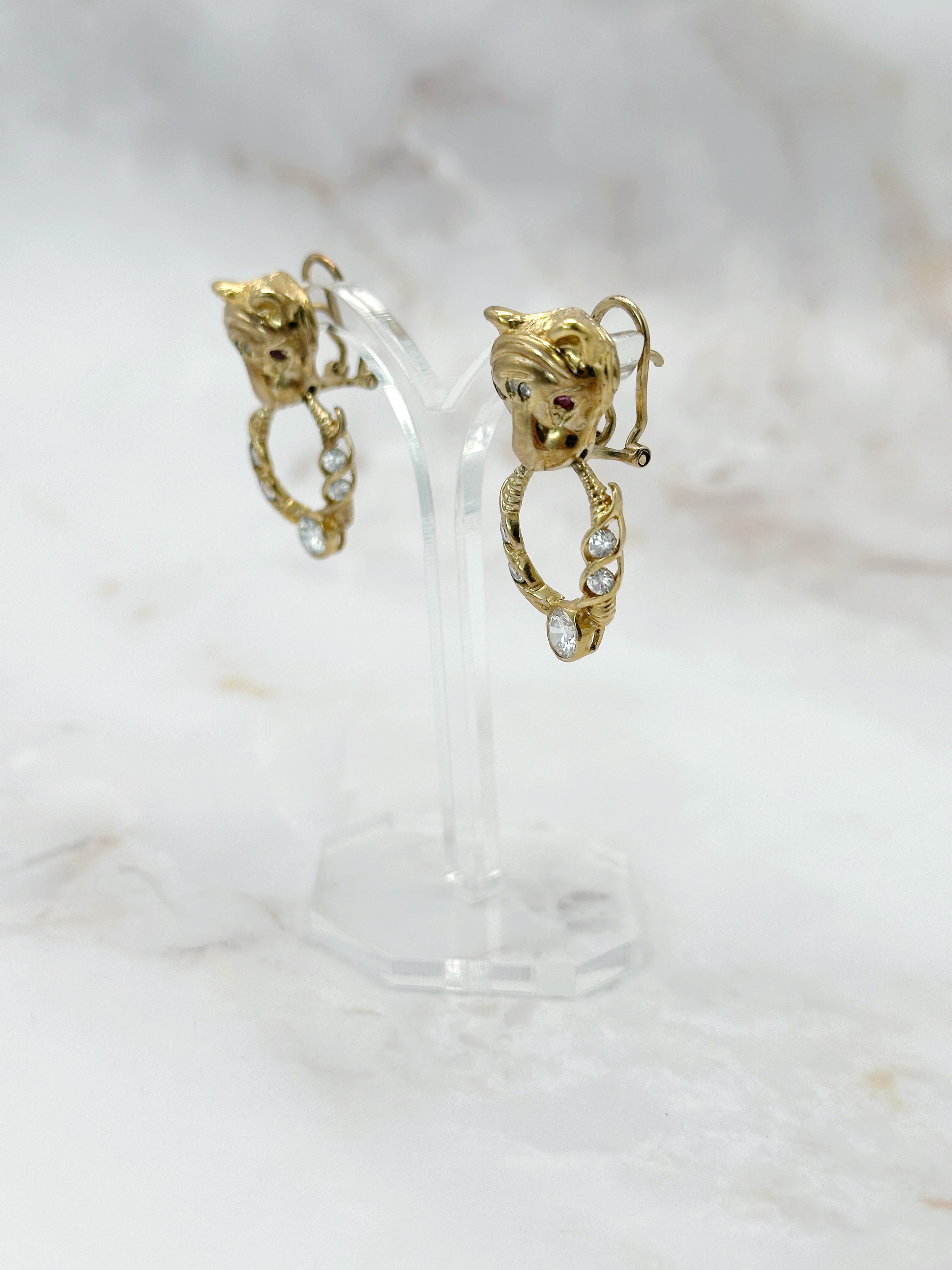 Vergoldete Vintage Panther Doorknocker Ohrgehänge mit Zirkonia und roten Kristallen