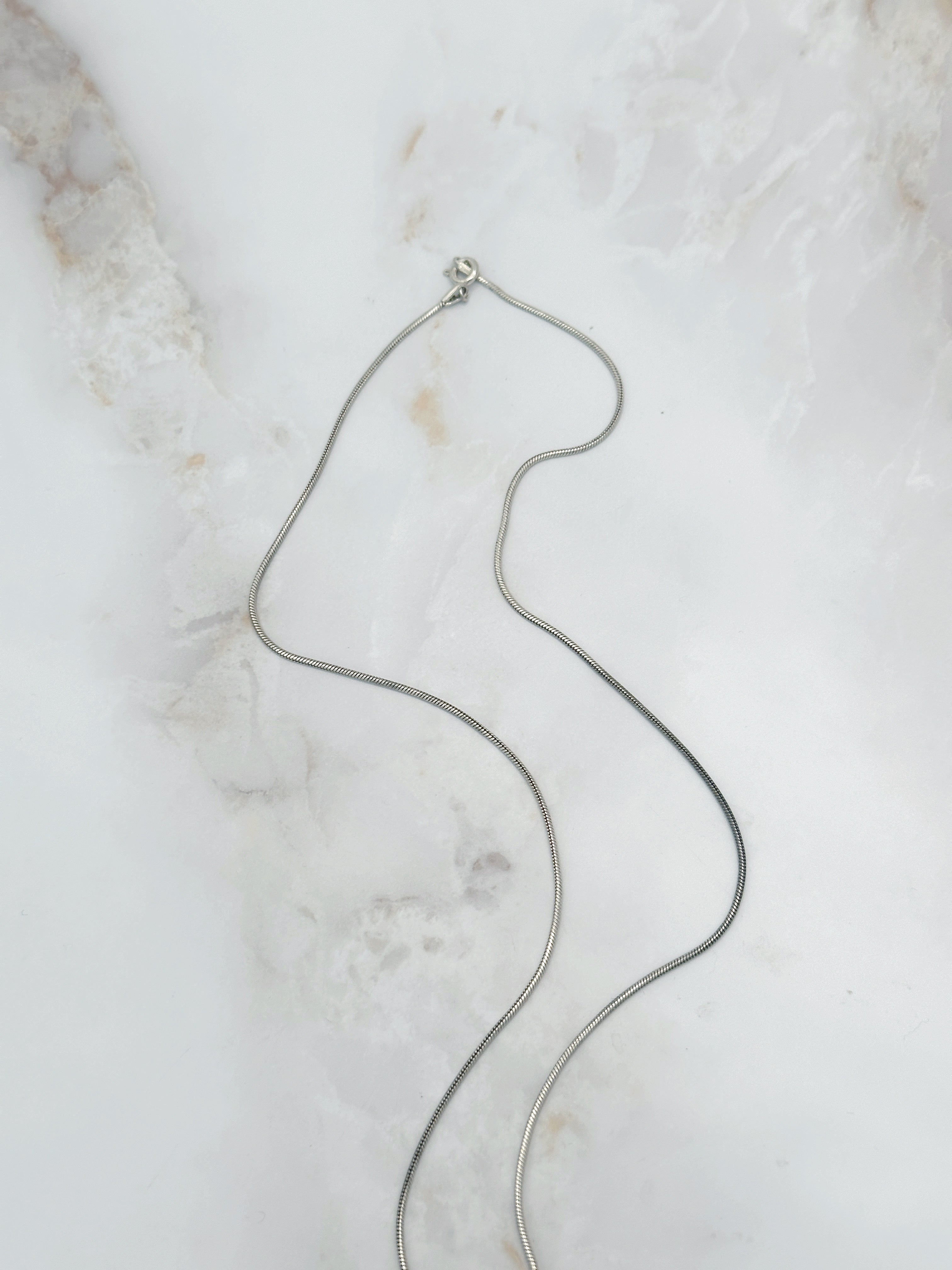 Vintage Silberne Schlangenkette mit Türkis-Anhänger im Ethno-Stil