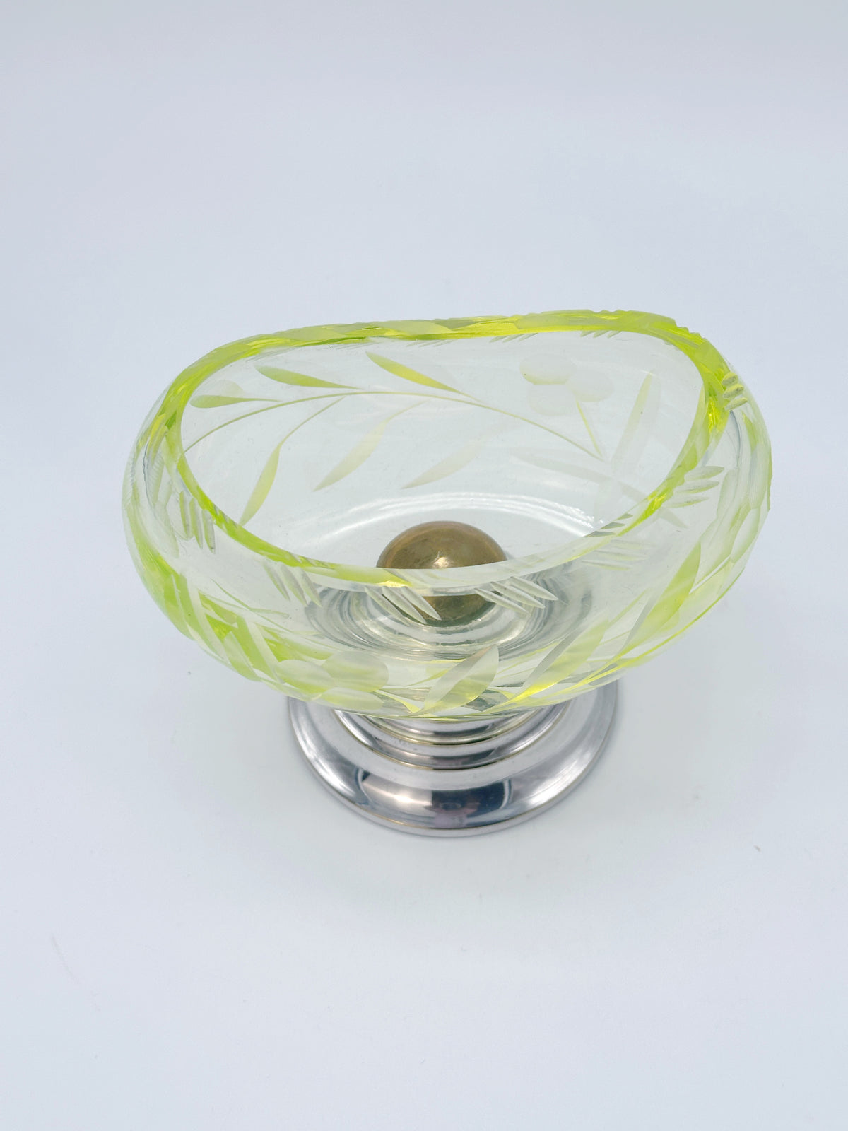 Art Déco Fußschale aus geätztem Glas mit versilbertem Fuß