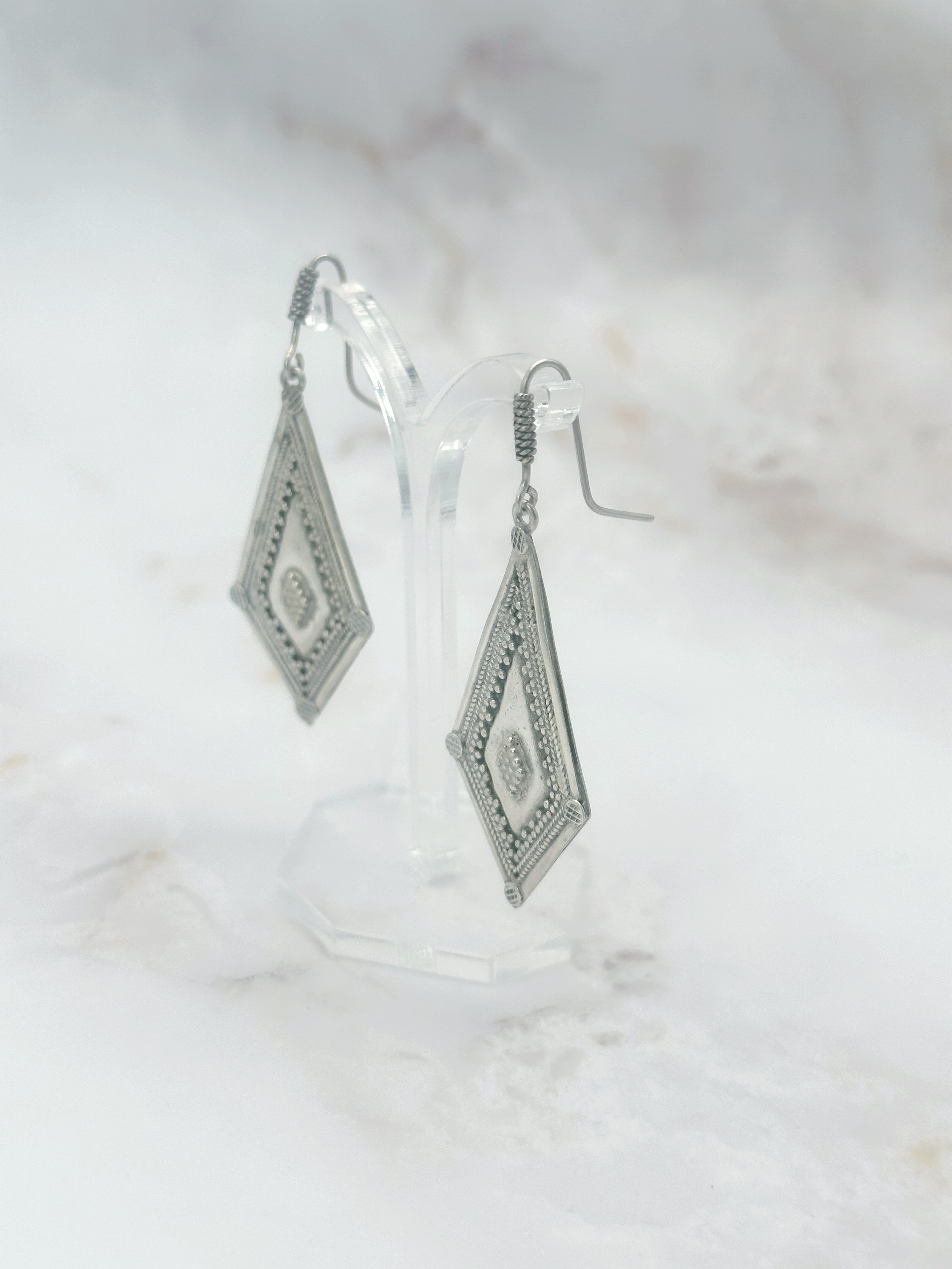 Trapezförmige Ohrgehänge aus 925 Silber mit granulierter Oberfläche