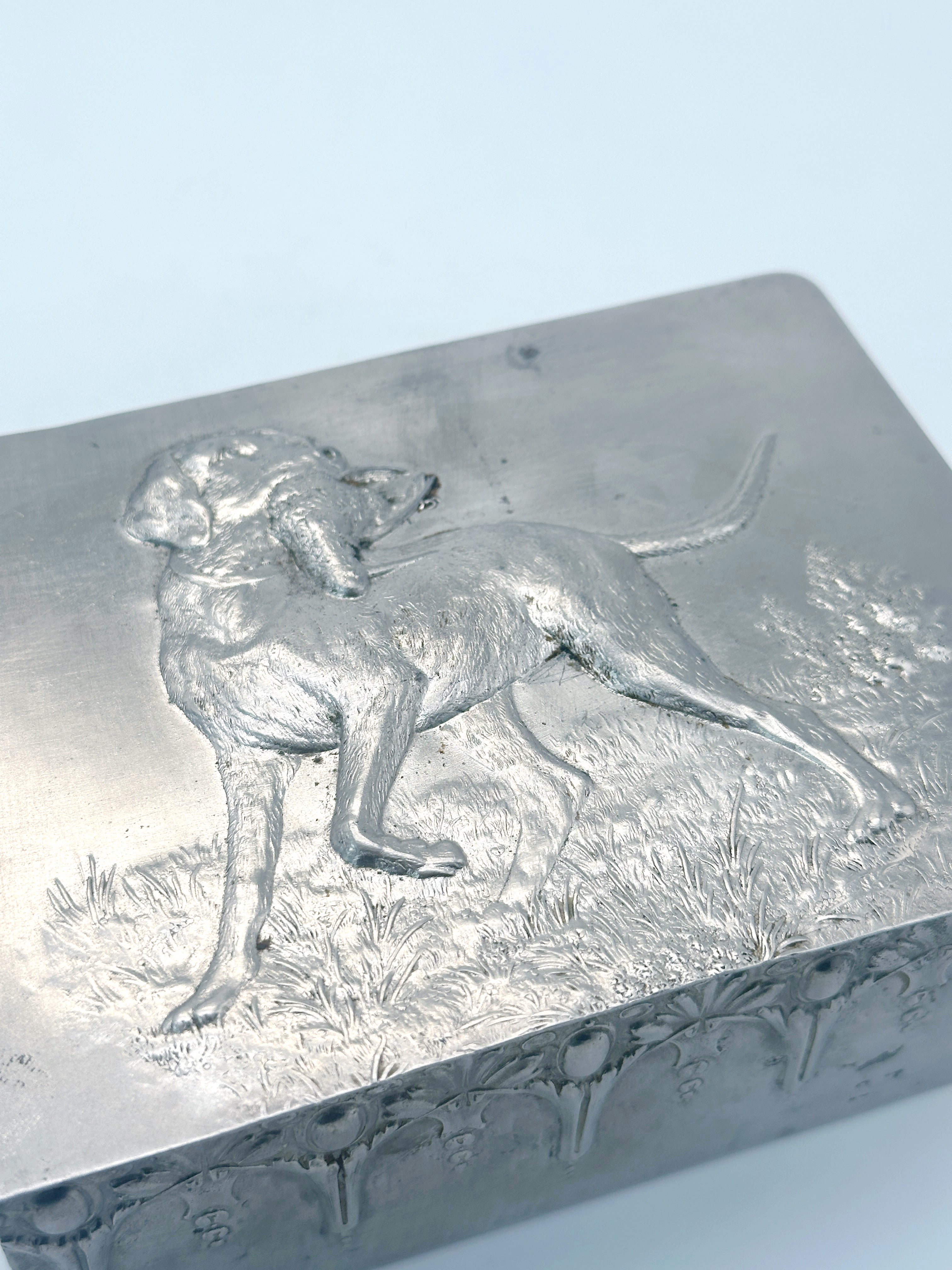 Vintage Metalldose mit Jagdmotiv Hund