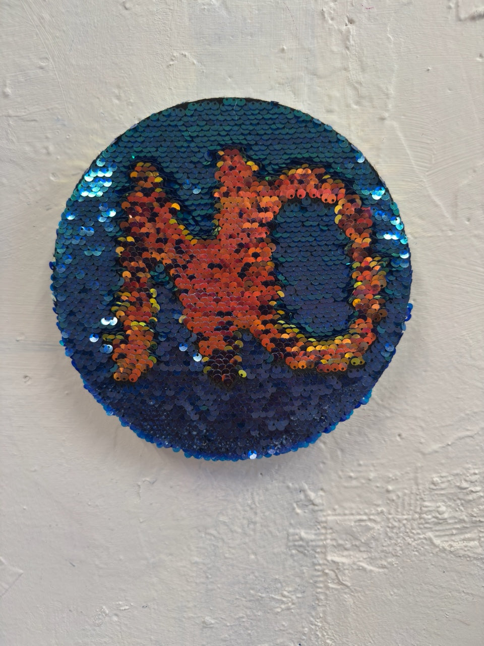 Amelie Goetzl, aus der Edition: NO, 2025, Wendepaillettenstoff bearbeitet auf Keilrahmen, Durchmesser 20cm