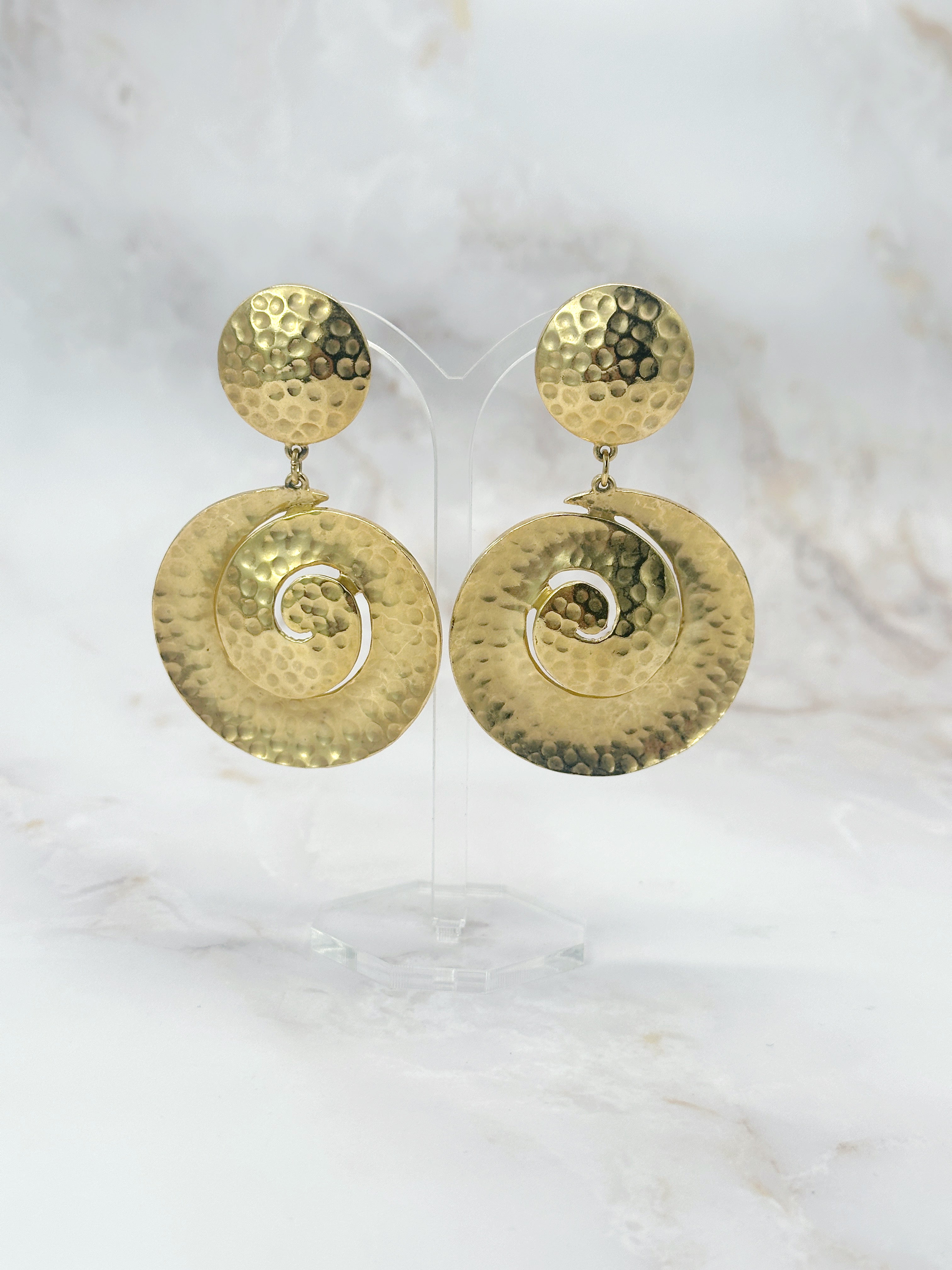 Vergoldete Statement Ohrringe signiert Sphinx im Spiralen Design